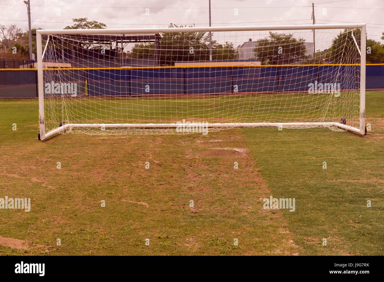 Objectif Net de soccer sur un champ ouvert Banque D'Images