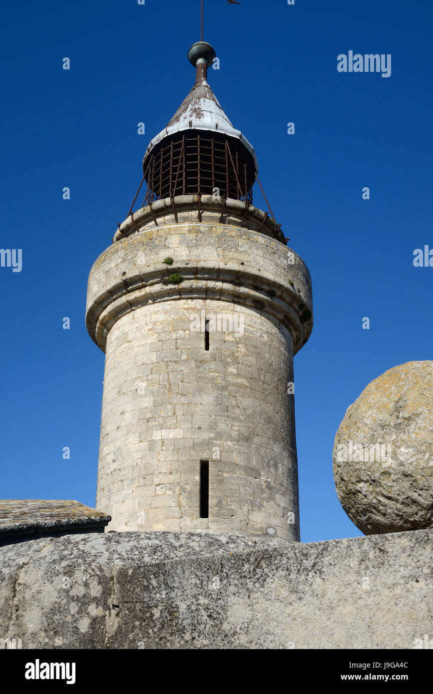 Phare au sommet de la tour médiévale de Constance (1242-54) partie des murs de la ville ou les fortifications de la ville de Aigues-Mortes France waled 'dans Banque D'Images