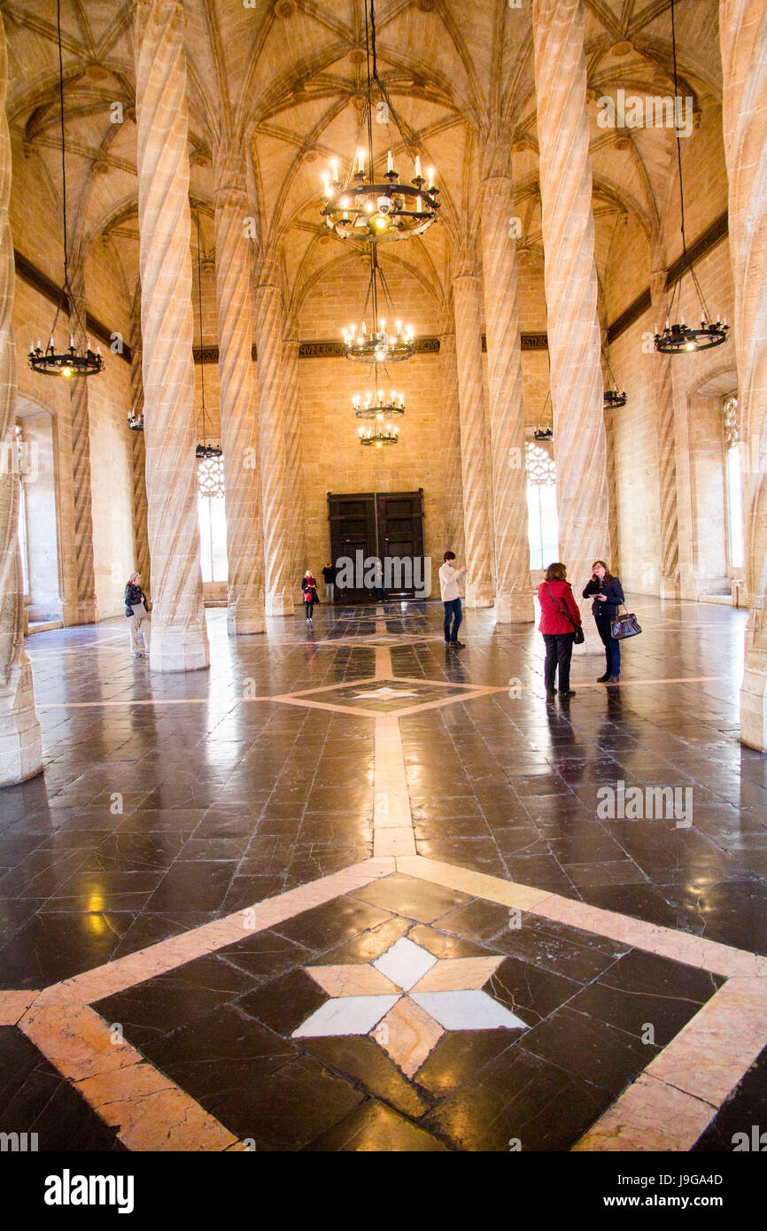 La Lonja de la Seda (bourse de la soie) est un édifice civil de style gothique tardif construite entre 1482-1548. Vu est la Sala de contratacion (contrat Hall)e Banque D'Images