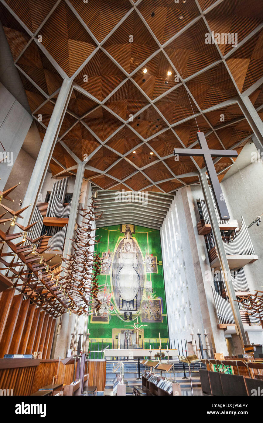 L'Angleterre, dans le Warwickshire, Coventry, nouvelle cathédrale de Coventry, le maître-autel montrant la tapisserie du Christ en gloire conçu par Graham Sutherland Banque D'Images