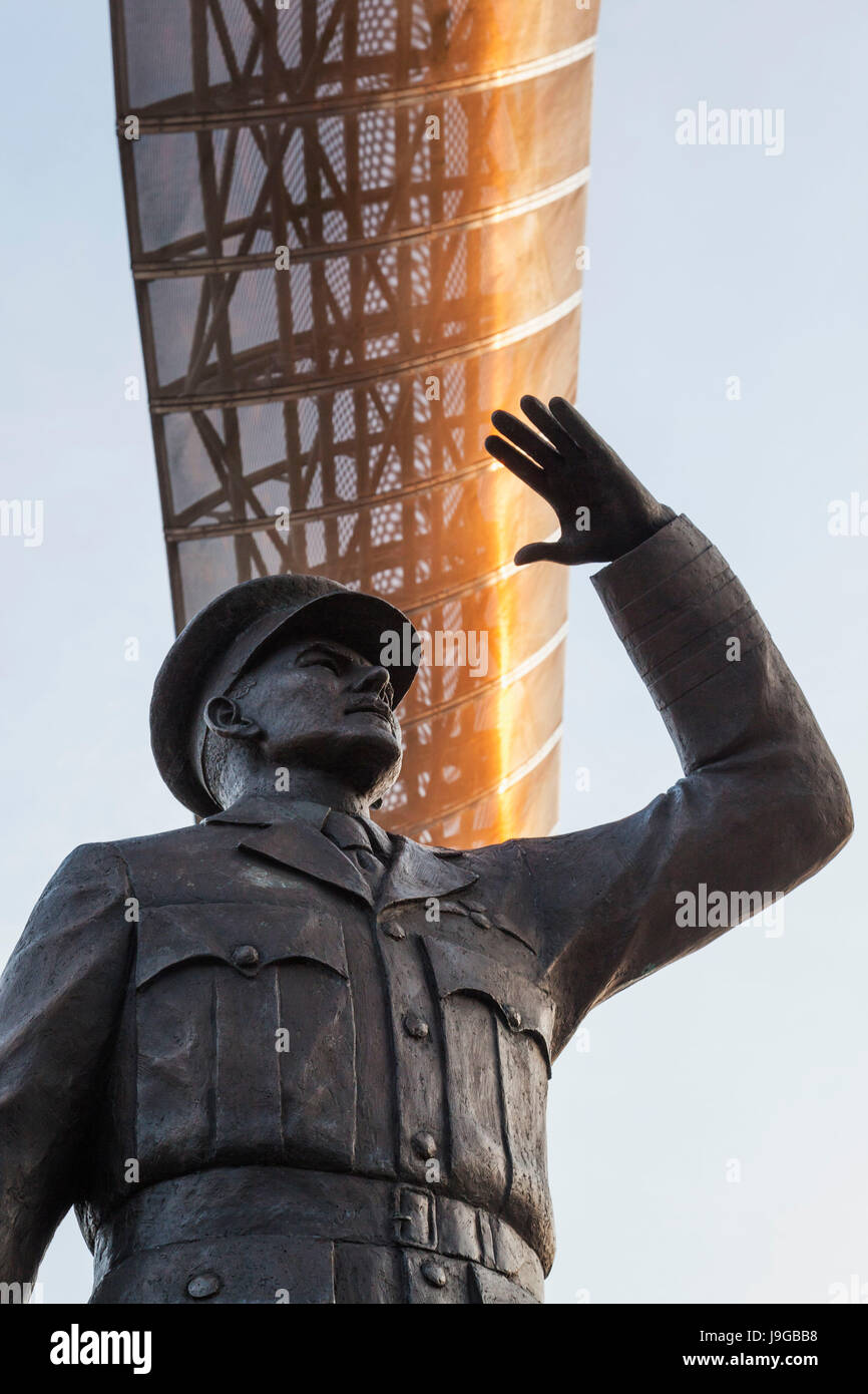 L'Angleterre, dans le Warwickshire, Coventry, Sir Frank Whittle, statue et les Arches Whittle Banque D'Images
