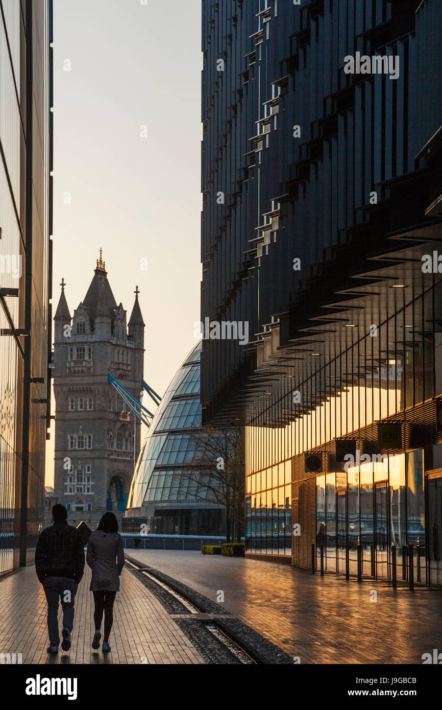 L'Angleterre, Londres, Southwark, Londres Plus Piazza, More London Riverside et le Tower Bridge Banque D'Images