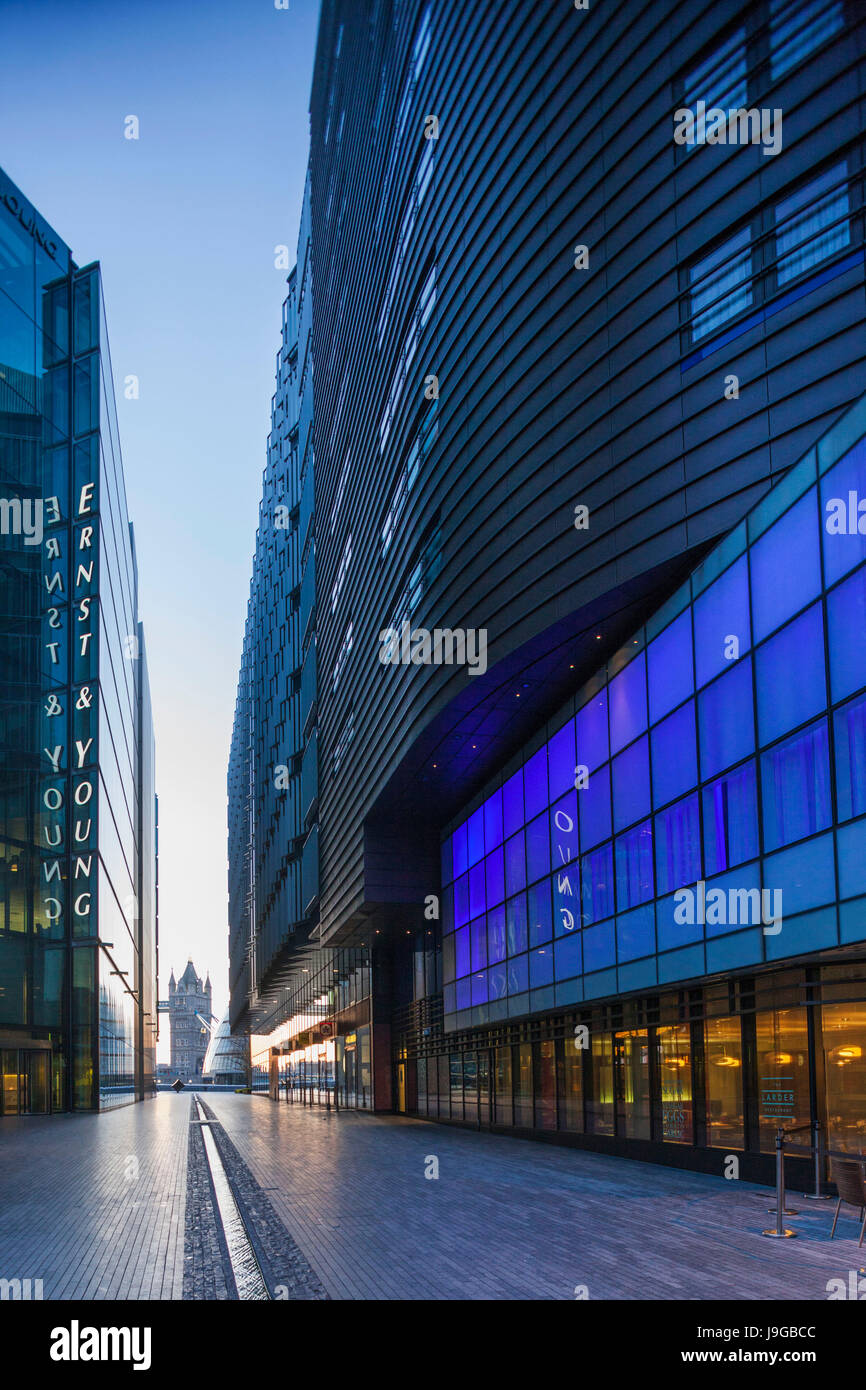 L'Angleterre, Londres, Southwark, Londres Plus Piazza, More London Riverside et le Tower Bridge Banque D'Images