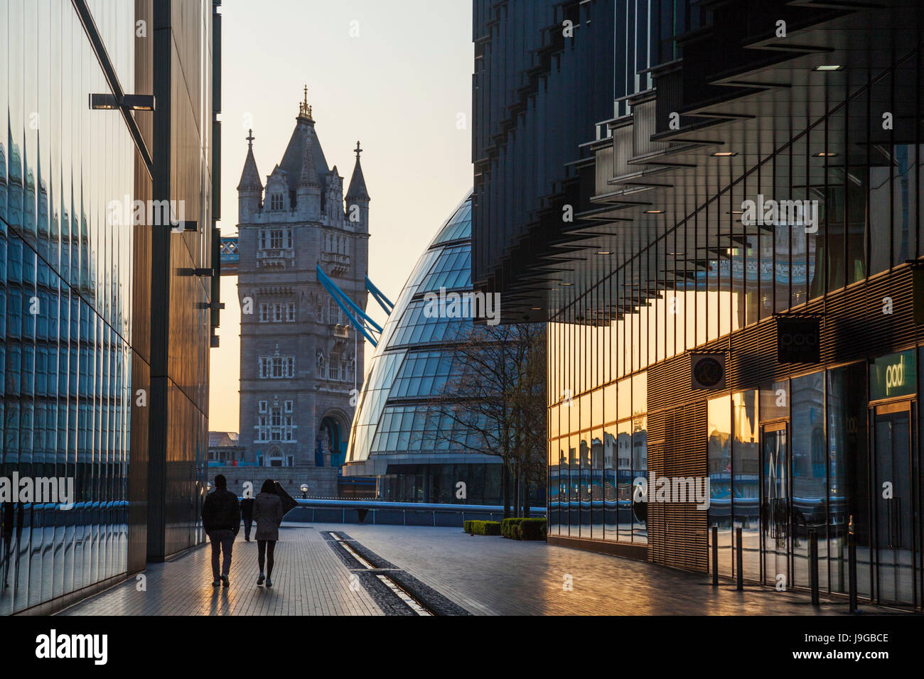 L'Angleterre, Londres, Southwark, Londres Plus Piazza, More London Riverside et le Tower Bridge Banque D'Images