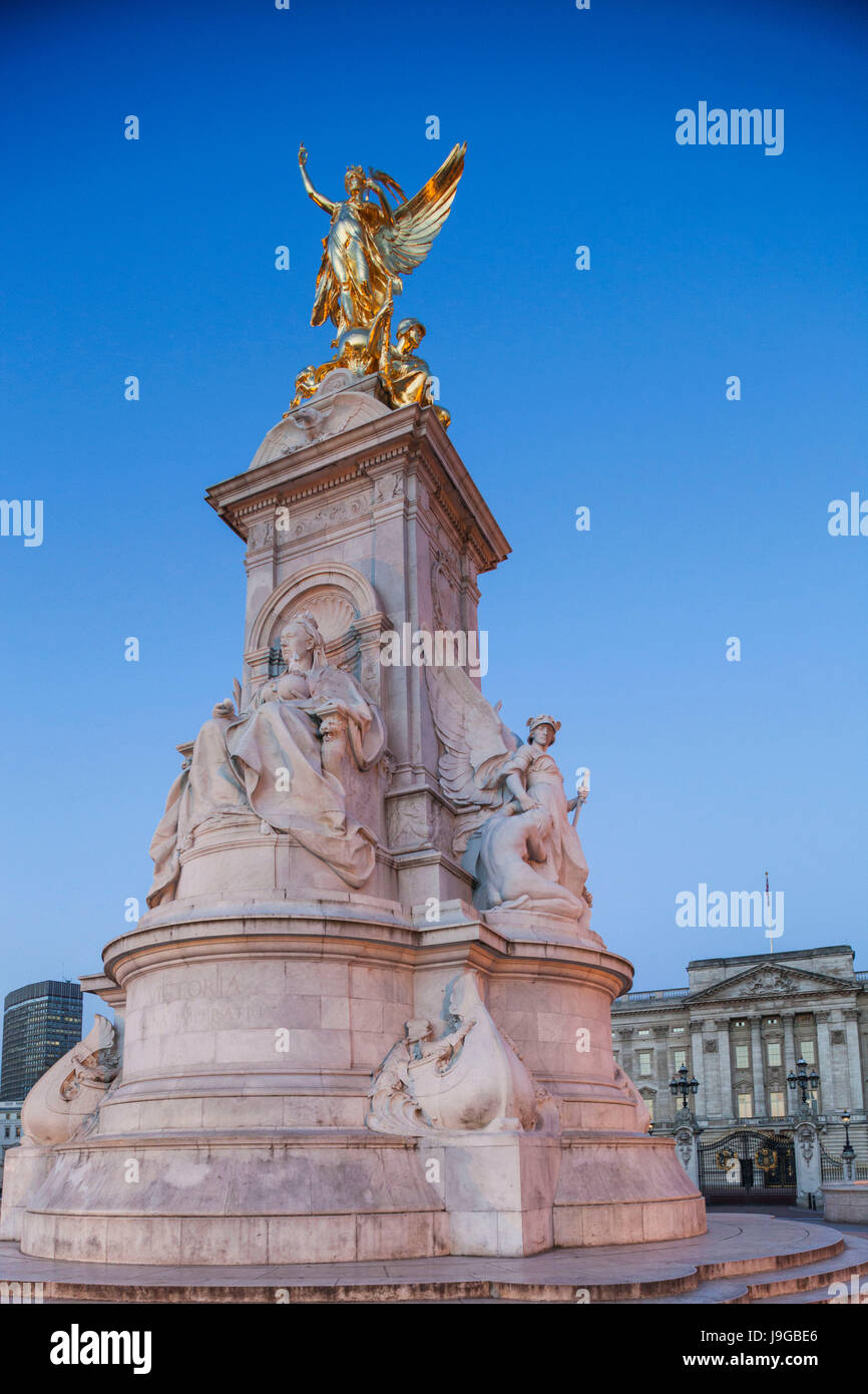 Angleterre, London, Victoria Monument et le palais de Buckingham Banque D'Images