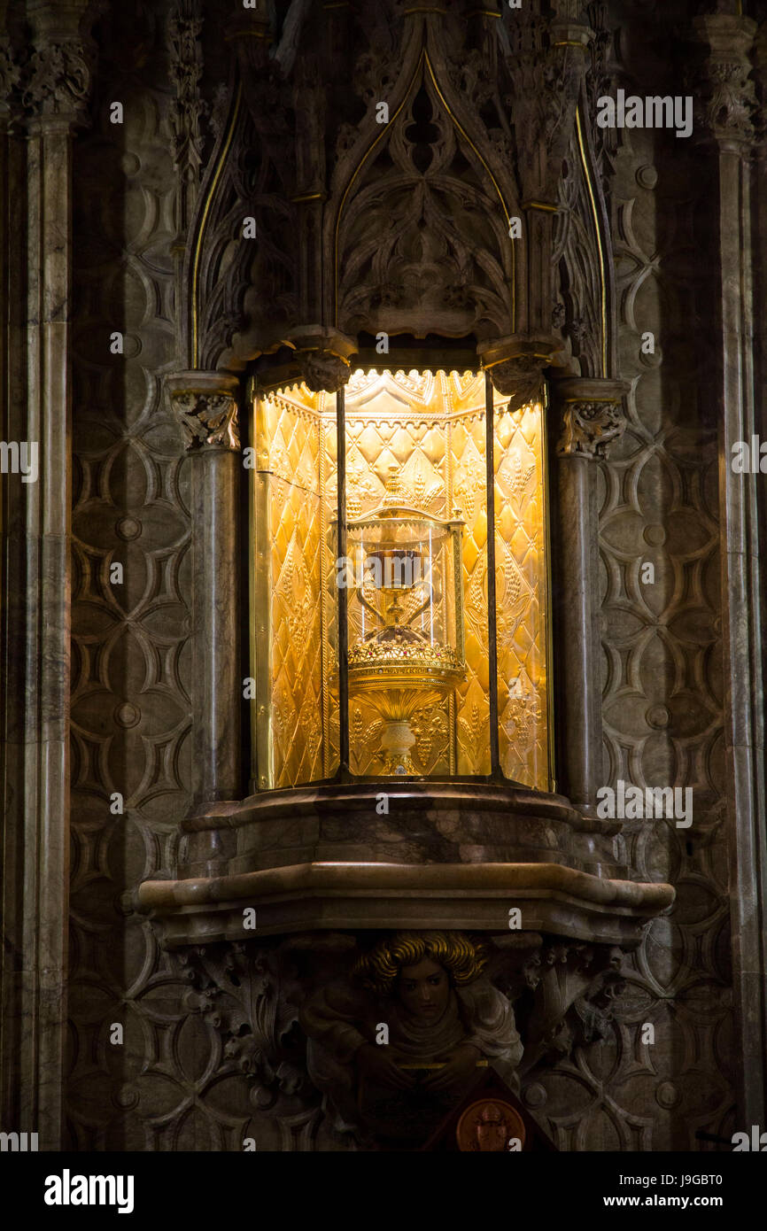 L'un des calices Sainte dans le monde est vénéré dans la Chapelle du Saint Calice de la Cathédrale de Valencia. Il a été défendu par de nombreux défenseurs. Banque D'Images