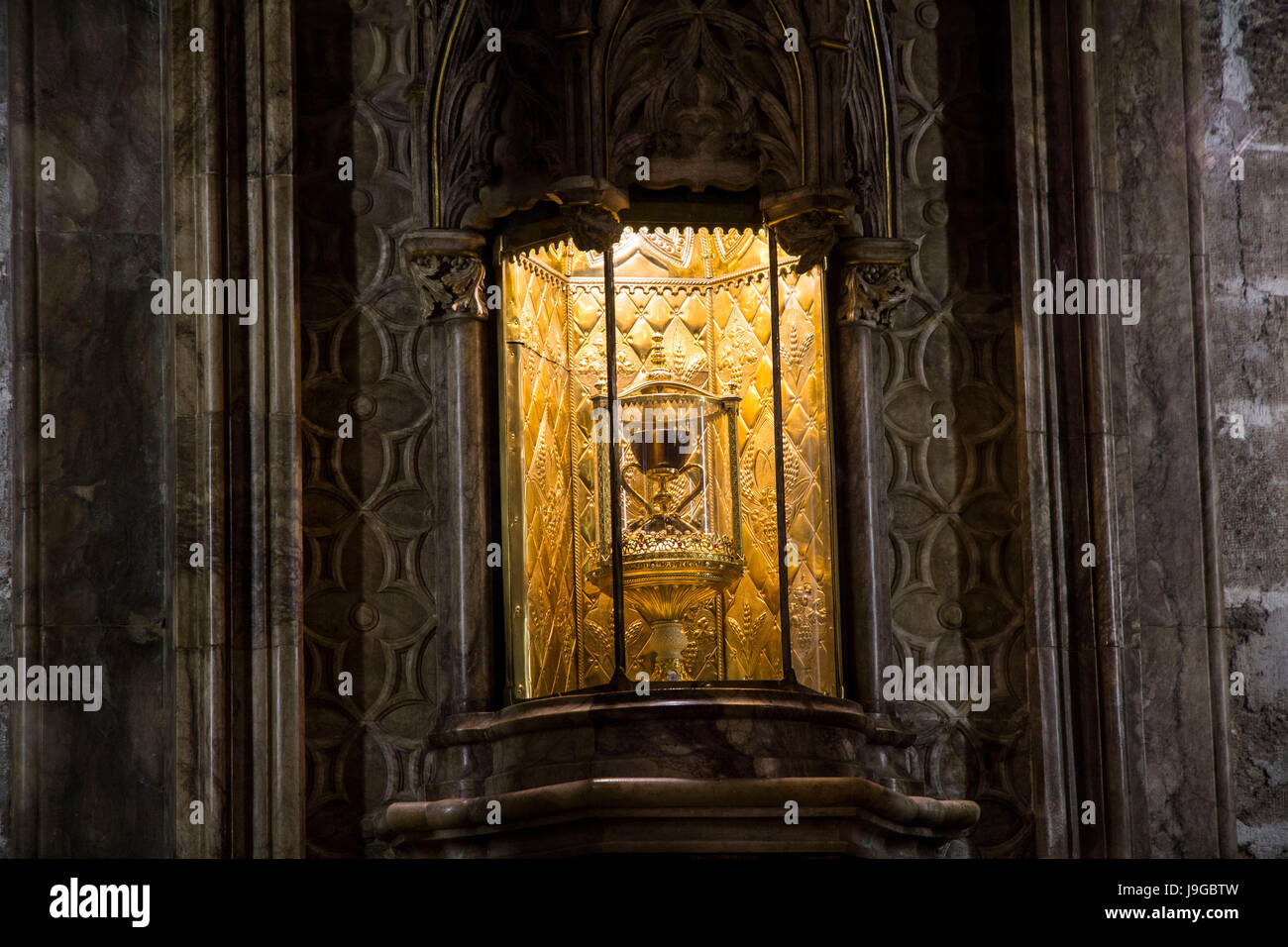 L'un des calices Sainte dans le monde est vénéré dans la Chapelle du Saint Calice de la Cathédrale de Valencia. Il a été défendu par de nombreux défenseurs. Banque D'Images