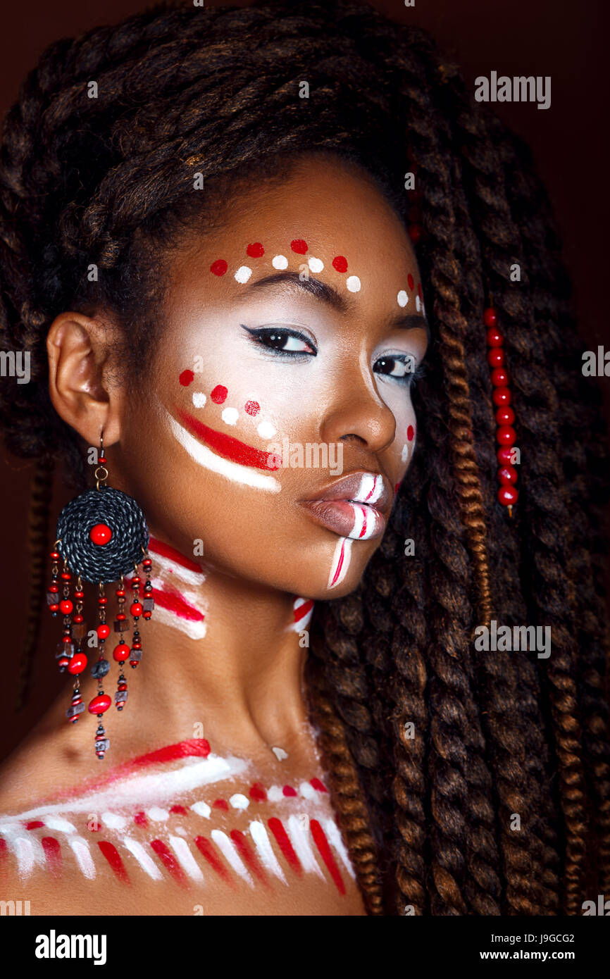 Femme de style africain . Attractive young woman in ethnique bijoux . close  up portrait d'une femme avec un visage peint. Maquillage créatif et  lumineux Photo Stock - Alamy