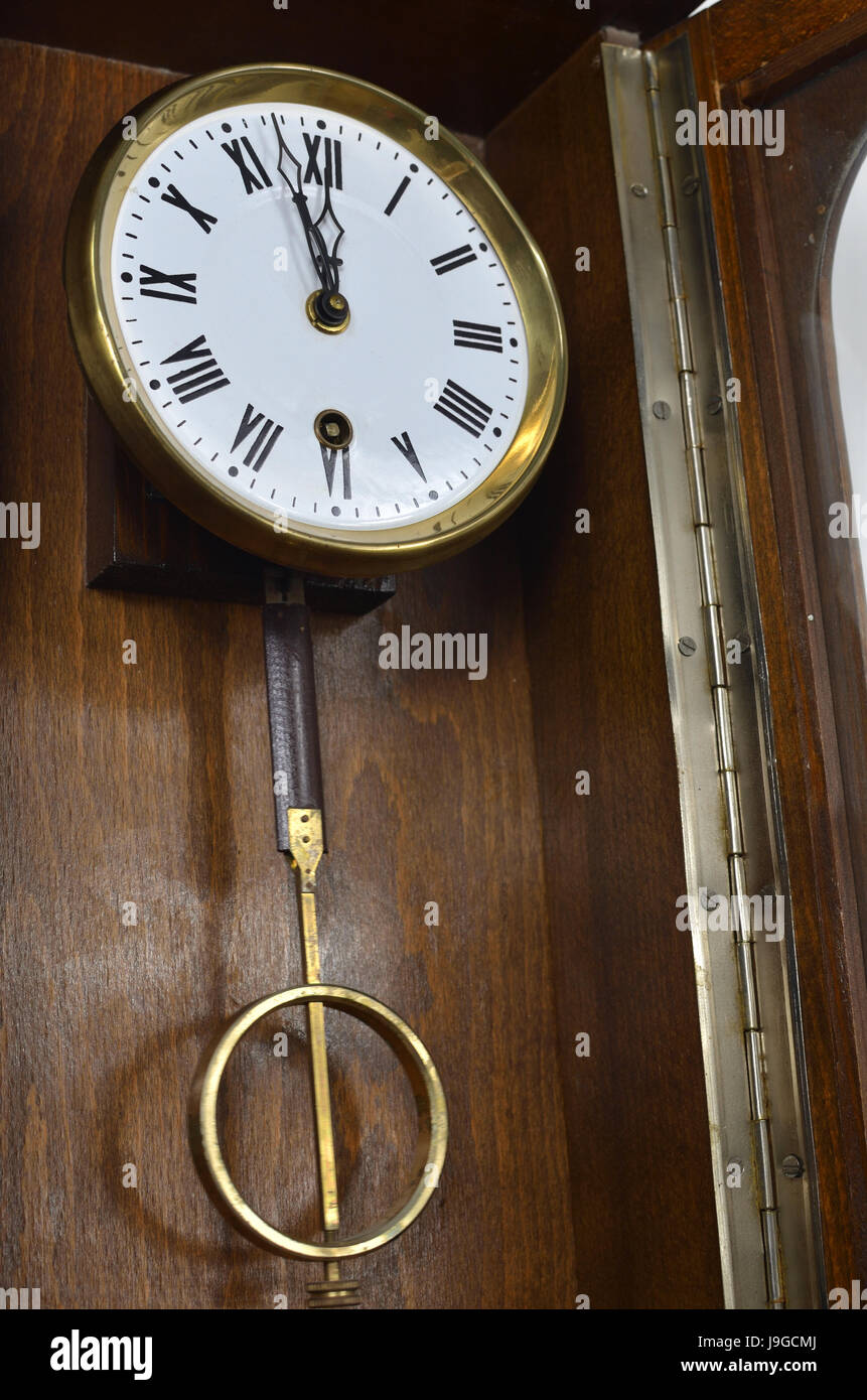 Horloge pendule murale en bois avec en style vintage Photo Stock - Alamy