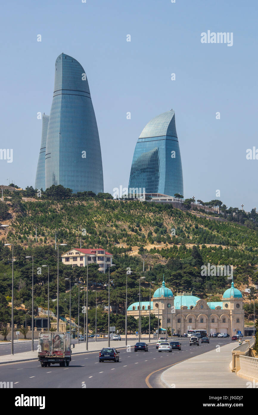 La ville de Bakou, Azerbaïdjan, Bakou Sud Boulevard et la flamme des tours, Banque D'Images