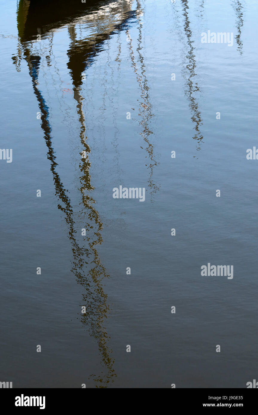 Les sciences naturelles, l'yacht est reflétée dans l'eau de la baie, Banque D'Images