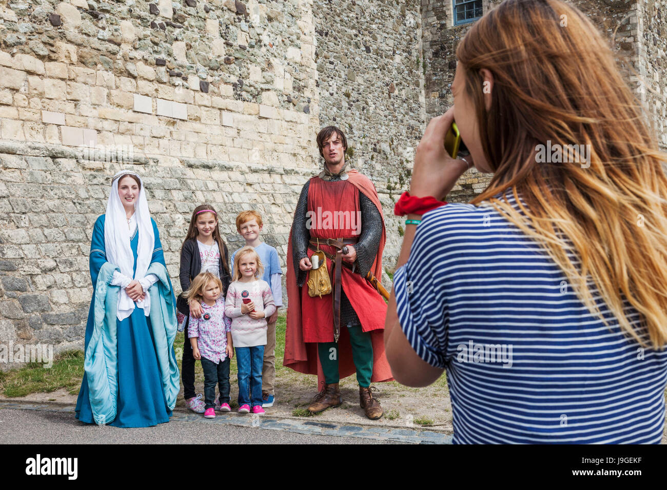 L'Angleterre, Kent, Dover, château de Douvres, les enfants posant avec couple habillé en costume médiéval, Banque D'Images