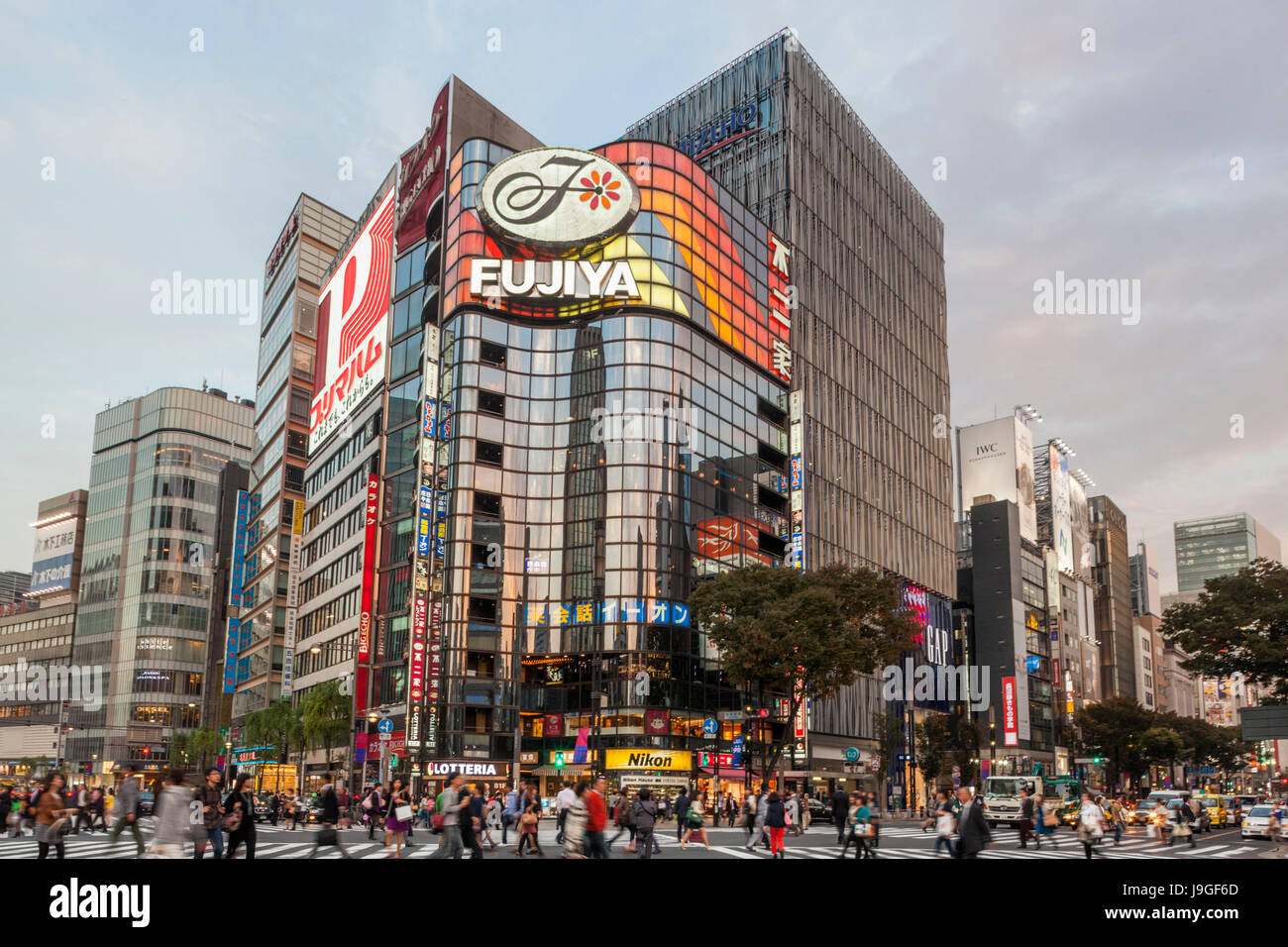 Le Japon, Honshu, Tokyo, Kanto, Ginza, Sukiyabashi Crossing Banque D'Images