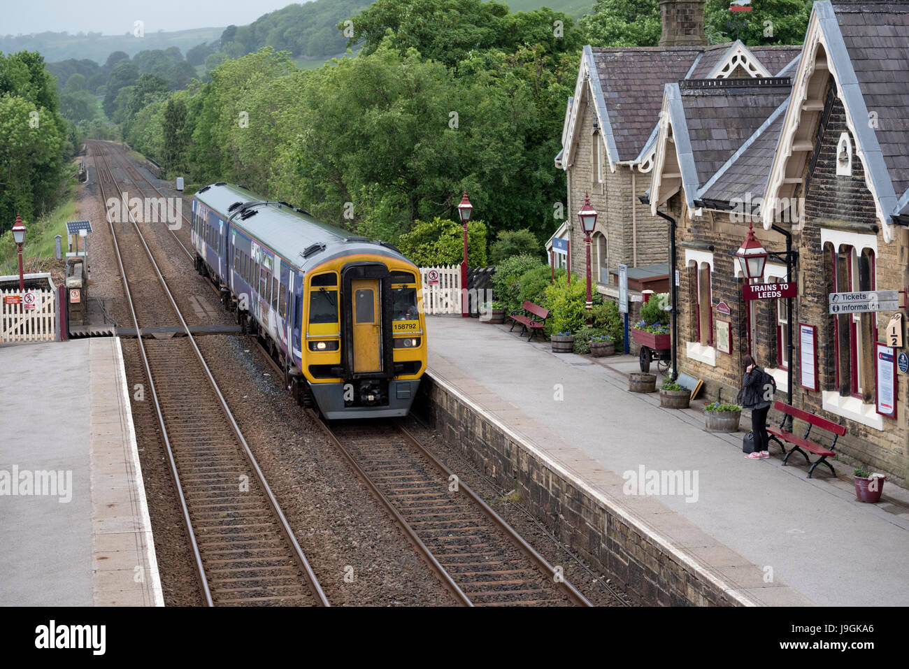 Un sprinter de Carlisle train arrivant à régler, Yorkshire du Nord, en route à Leeds, Royaume-Uni. Banque D'Images
