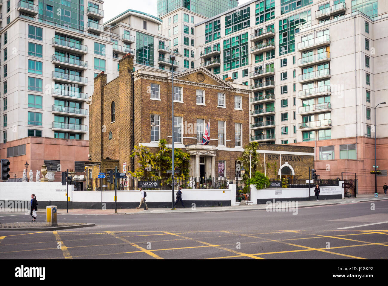 Brunswick House Cafe Restaurant, Wandsworth Road, l'hôtel particulier de style géorgien en construction, nouveau développement avec Vauxhall derrière (St George Wharf). London, UK Banque D'Images