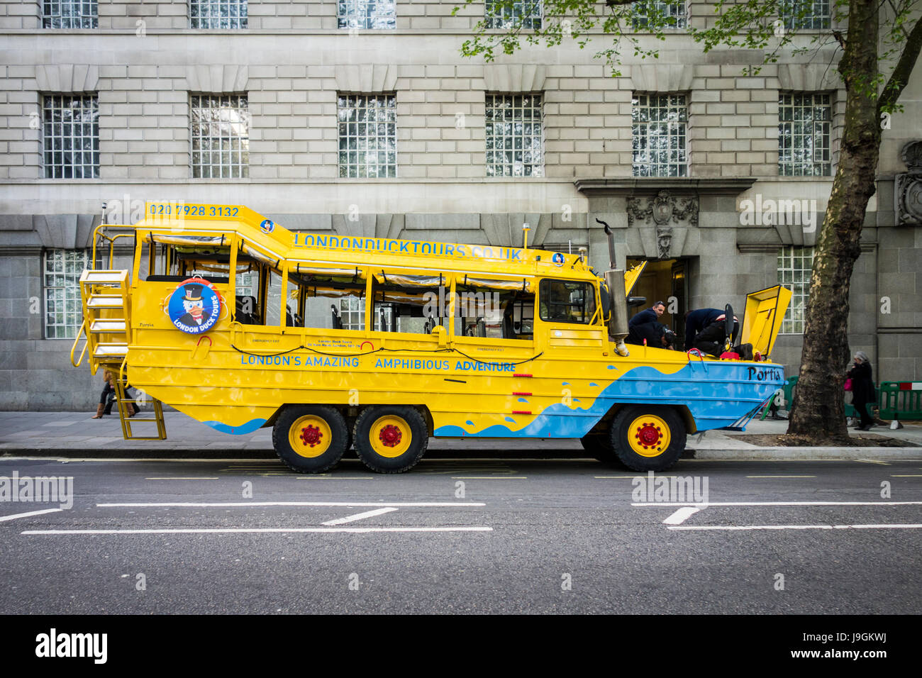 Fixation mécanique ventilées London Duck Tour Bus sur Millbank, London, UK Banque D'Images