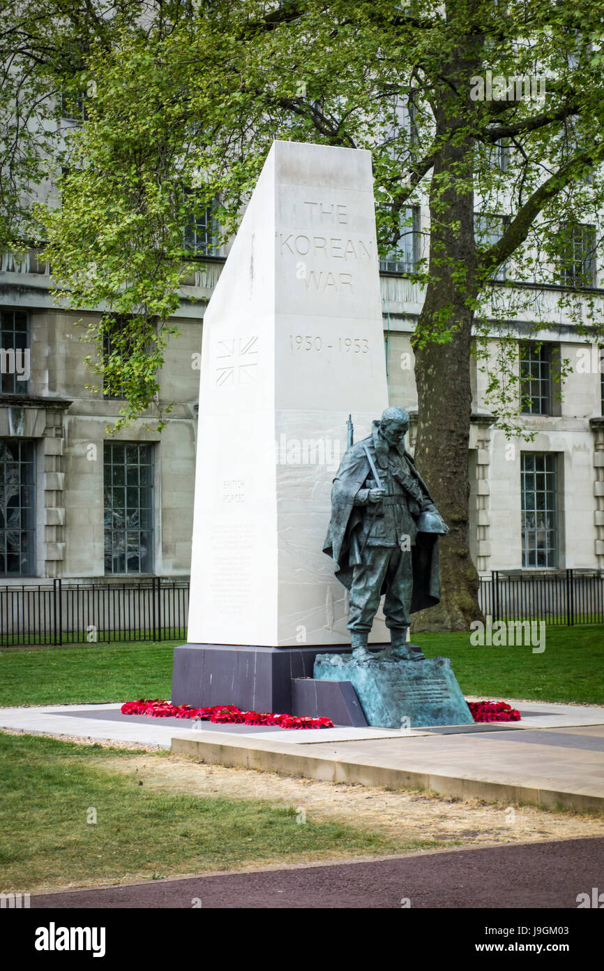Monument de la guerre de Corée. Obélisque de pierre de Portland et statue en bronze par le sculpteur Philip Jackson, Victoria Embankment Gardens, Londres Banque D'Images