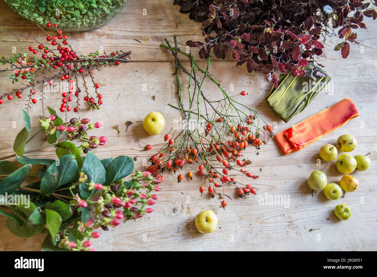 Faire des couronnes de fleurs Banque D'Images