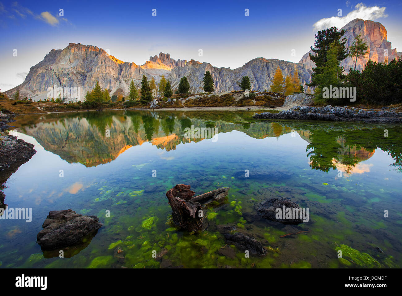 Vue sur le lac et le Mont Limides, Lagazuoi Dolomites - Italie Banque D'Images