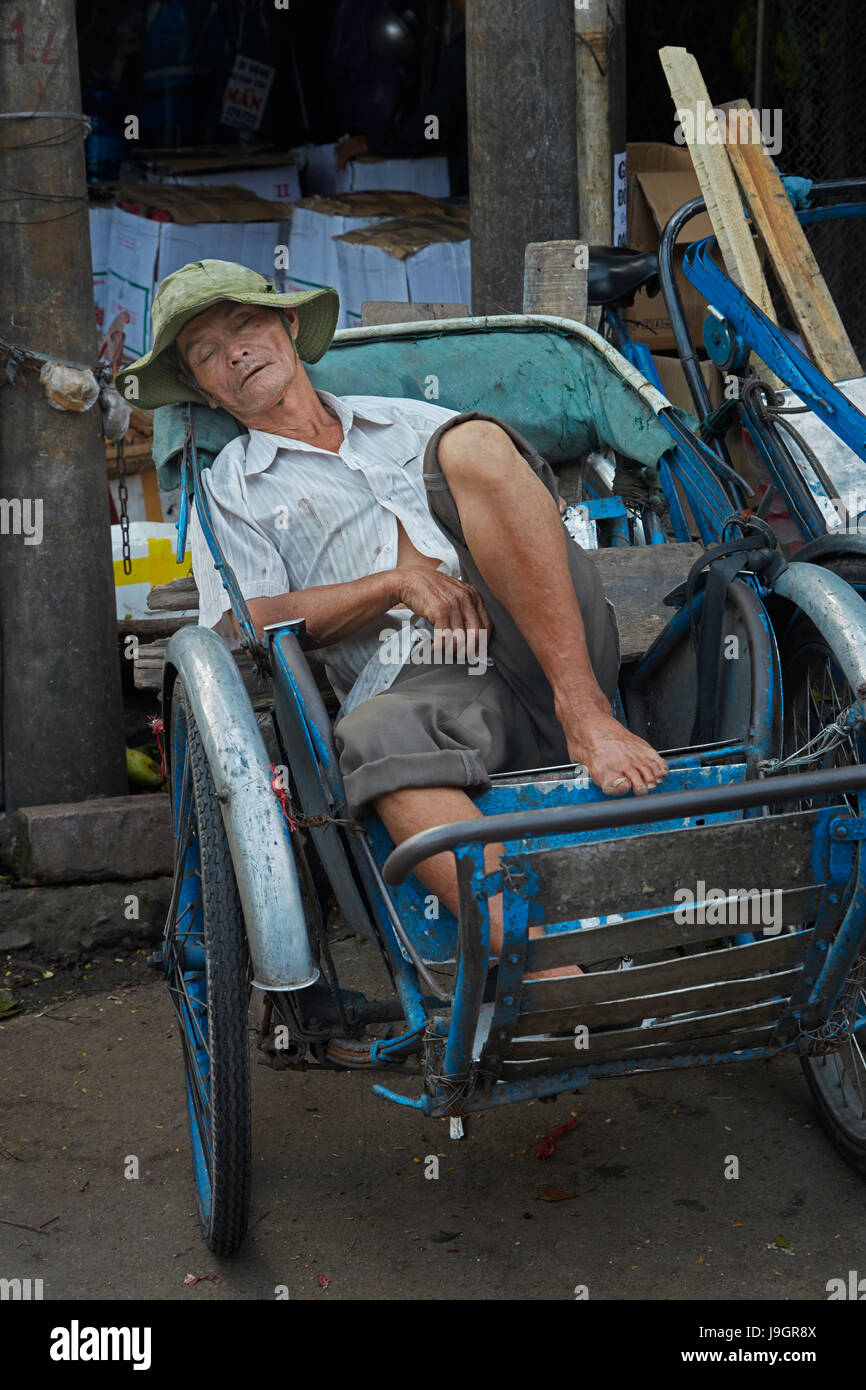 L'homme dormir dans le panier au marché Dong Ba, Hue, province de Thua Thien-Hue, la côte centrale du nord du Vietnam, Banque D'Images