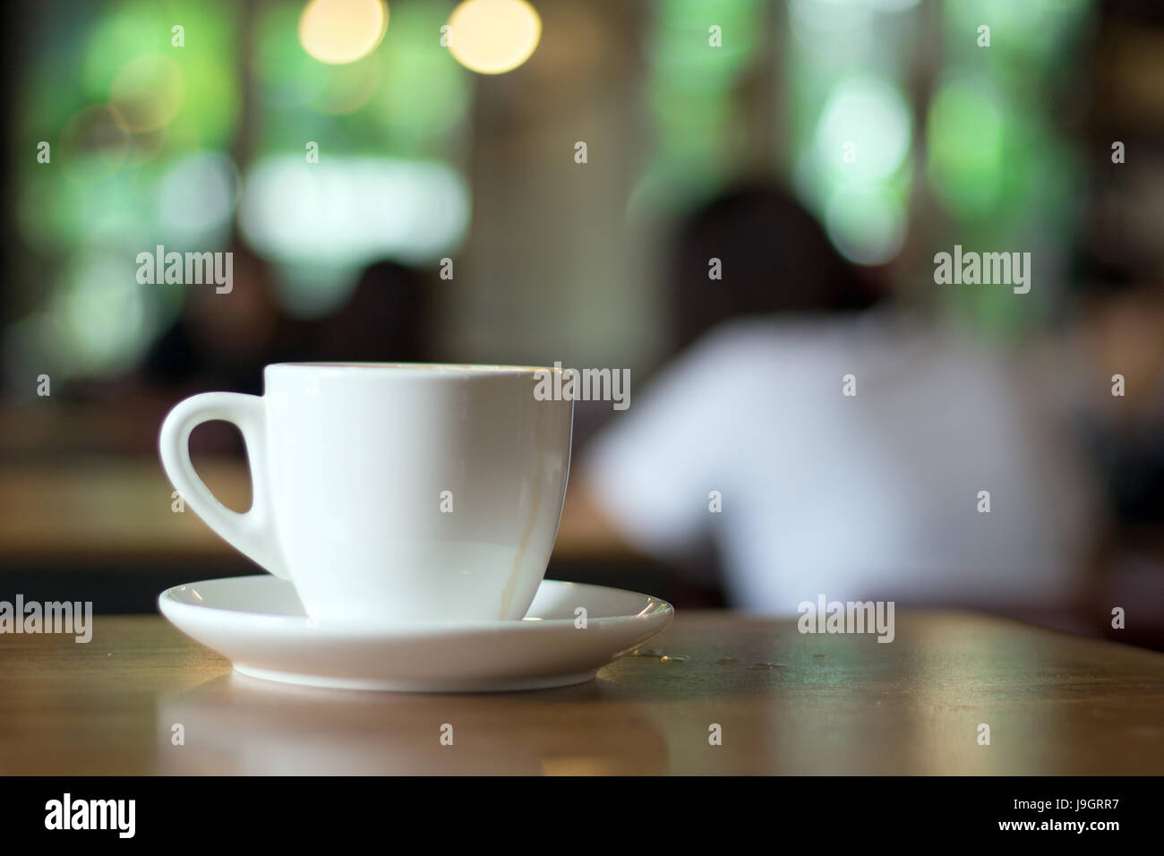 Sélectionnez l'accent sur hot coffee mug cappuccino sur table en bois dans la région de matin Banque D'Images