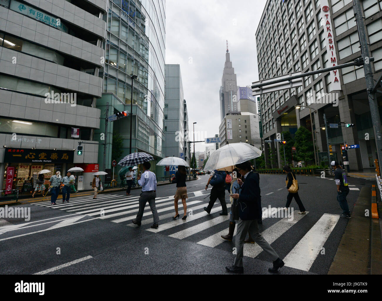 Les piétons qui traversent les routes achalandées à Shinjuku, Tokyo. Banque D'Images
