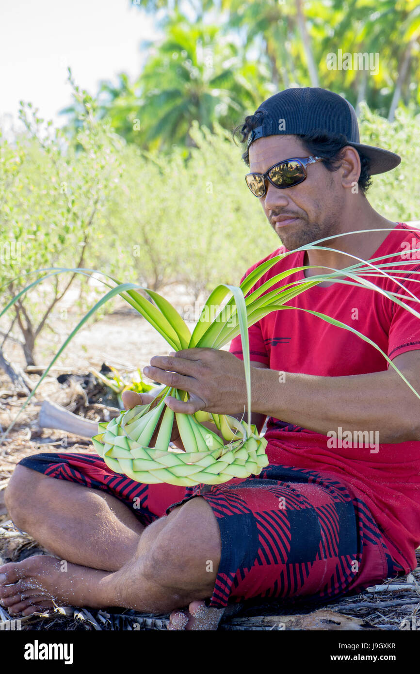 L'homme de Polynésie française faisant un palm hat à Moorea Banque D'Images