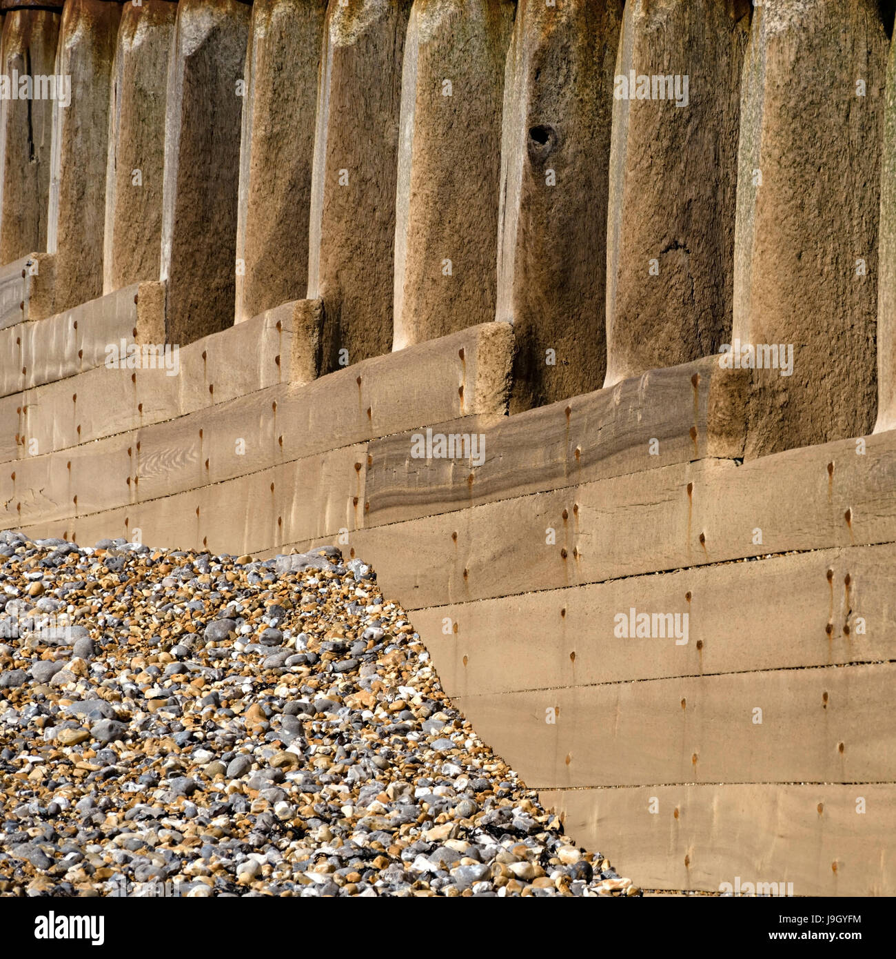 Plage de galets et sur la plage en bois épi Eastbourne, East Sussex, England, UK Banque D'Images