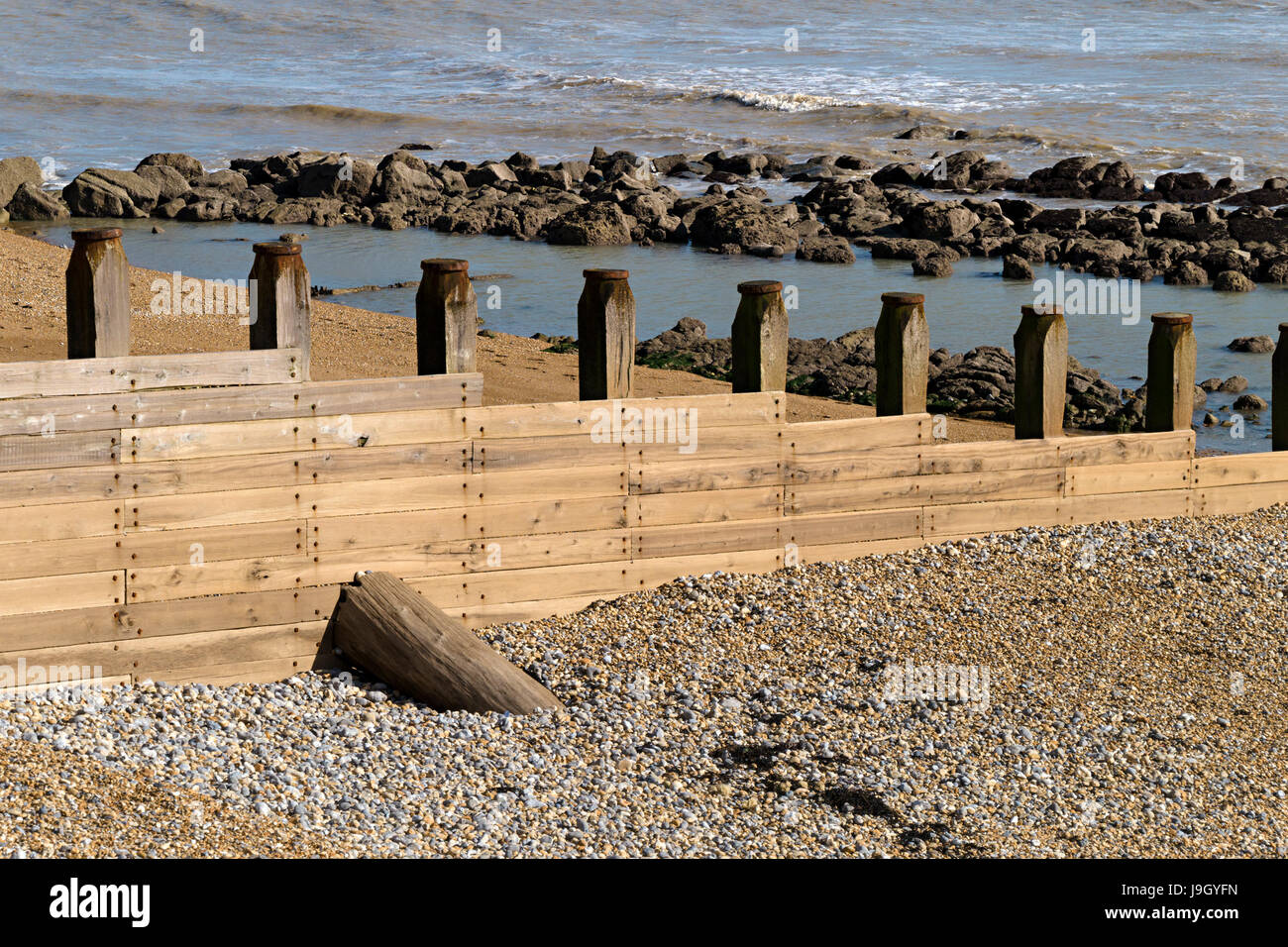 Épi en bois et de galets sur la plage d'Eastbourne, East Sussex, England, UK Banque D'Images