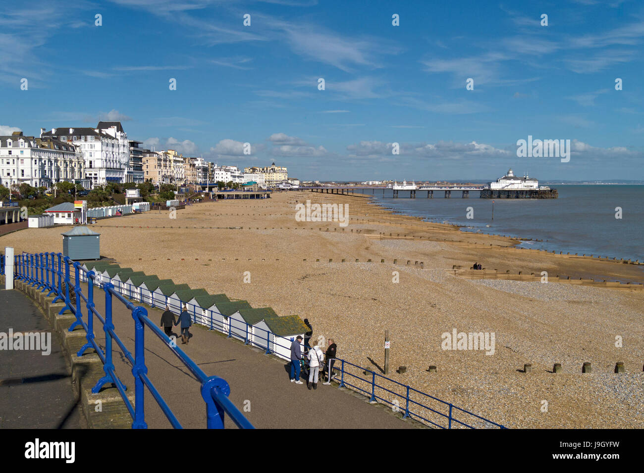 Plage, mer et Eastbourne pier sur jour de printemps ensoleillé avec ciel bleu, Eastbourne, East Sussex, England, UK Banque D'Images