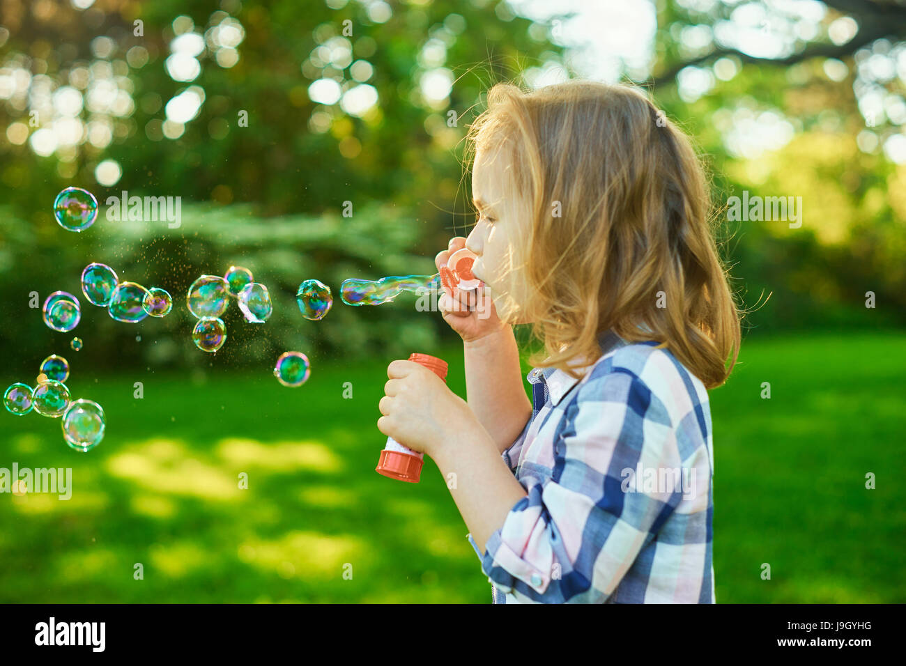 enfant qui fait des bulles de savon Stock Photo