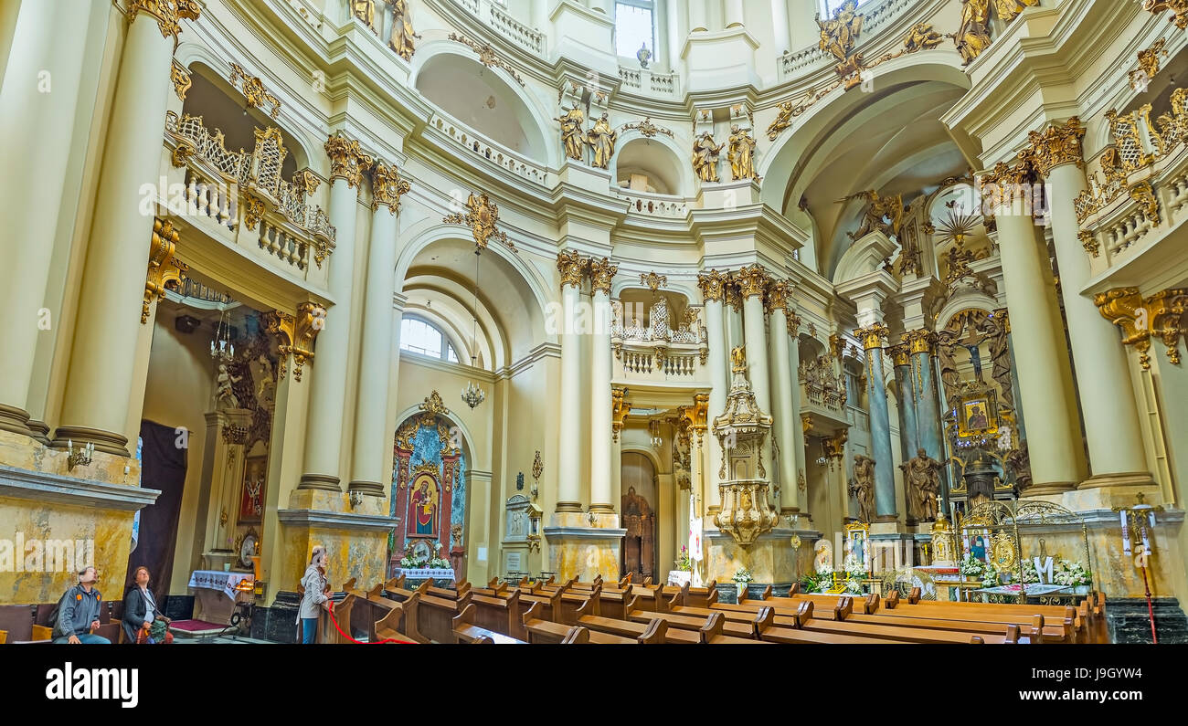 LVIV, UKRAINE - 16 MAI 2017 : Panorama de l'église dominicaine - les murs décorés de reliefs dorés, d'icônes et de hautes colonnes, le 16 mai à Lviv. Banque D'Images