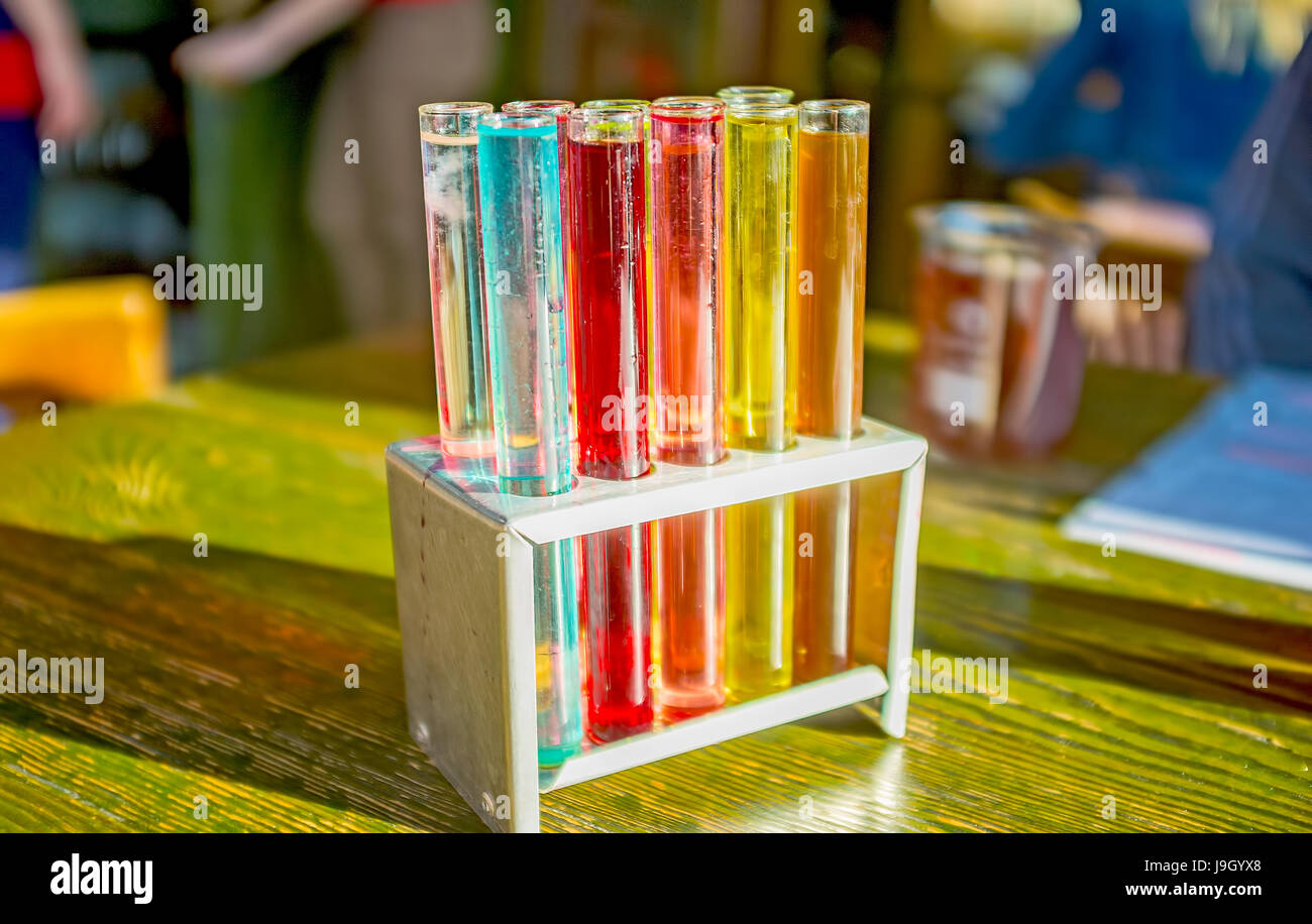 L'ensemble de boissons alcoolisées dans des tubes à essai est le choix original pour essayer différents spiritueux dans le café, Lviv, Ukraine. Banque D'Images