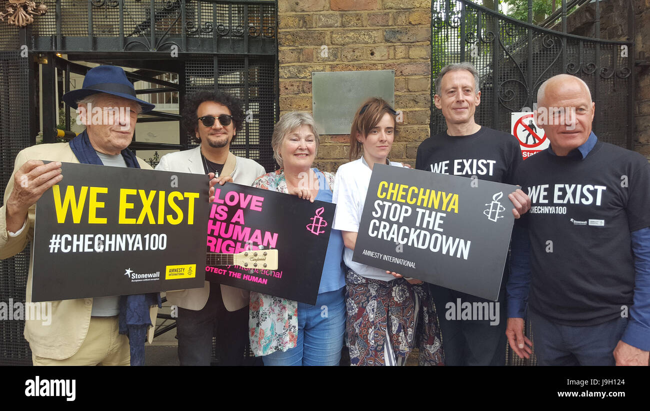 Sir Ian McKennen (à gauche), le militant des droits de l'homme Peter Tatchell (deuxième à droite) et Lord Michael Cashman (à droite) qui se joignent aux manifestants à l'extérieur de l'ambassade de Russie à Londres pour exprimer leur colère contre une « purge » des homosexuels en Tchétchénie. Banque D'Images