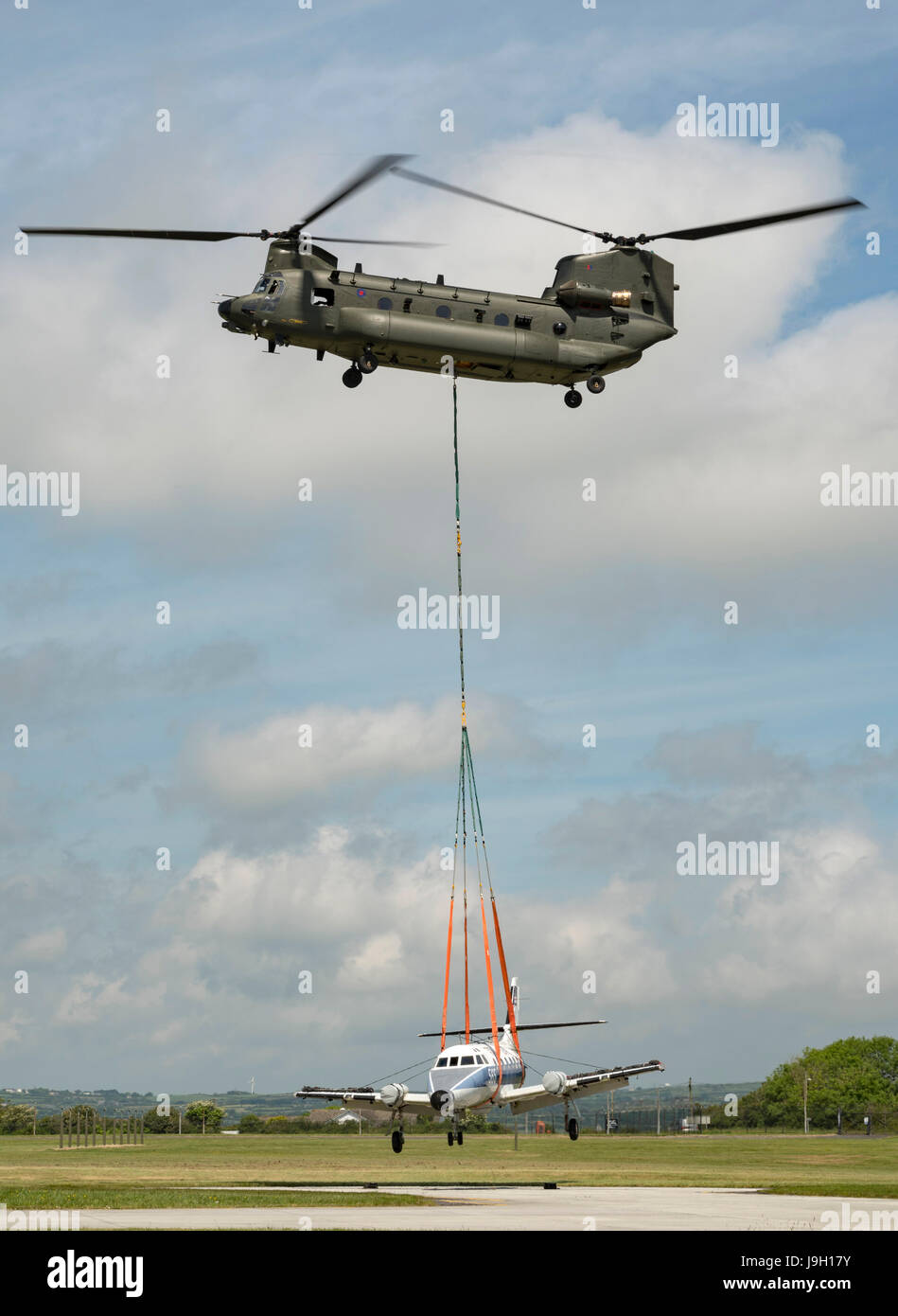 Culdrose, UK. 1er juin 2017. Dernier Vol - mais avec un avenir. Deux avions à la retraite ont effectué leur dernier vol du RNAS Culdrose aujourd'hui avec l'aide d'un hélicoptère Chinook. L'ancien avion de la Royal Navy ont été déplacés à travers la péninsule du Lézard comme "sous-charges à l'élingue de levage lourd' par un hélicoptère de la RAF, et pris à leur dernière demeure à Predannack aérodrome. Credit : Bob Sharples/Alamy Live News Banque D'Images