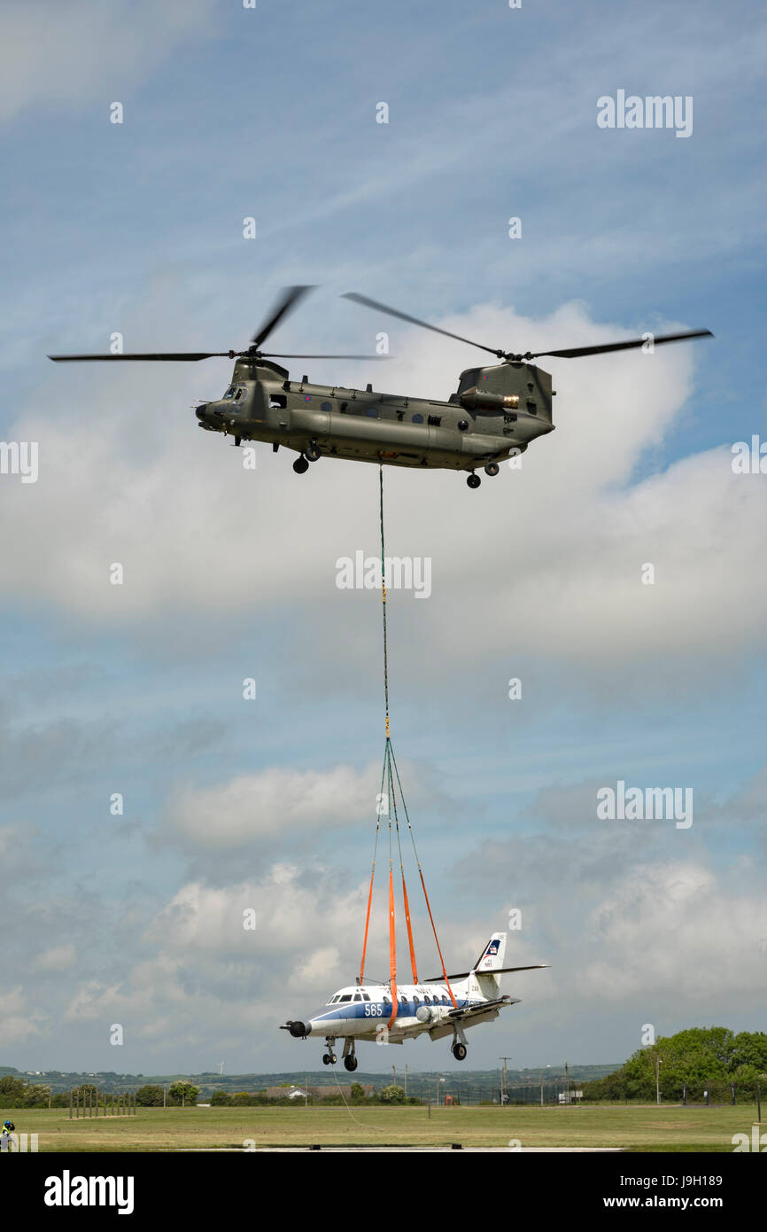 Culdrose, UK. 1er juin 2017. Dernier Vol - mais avec un avenir. Deux avions à la retraite ont effectué leur dernier vol du RNAS Culdrose aujourd'hui avec l'aide d'un hélicoptère Chinook. L'ancien avion de la Royal Navy ont été déplacés à travers la péninsule du Lézard comme "sous-charges à l'élingue de levage lourd' par un hélicoptère de la RAF, et pris à leur dernière demeure à Predannack aérodrome. Credit : Bob Sharples/Alamy Live News Banque D'Images