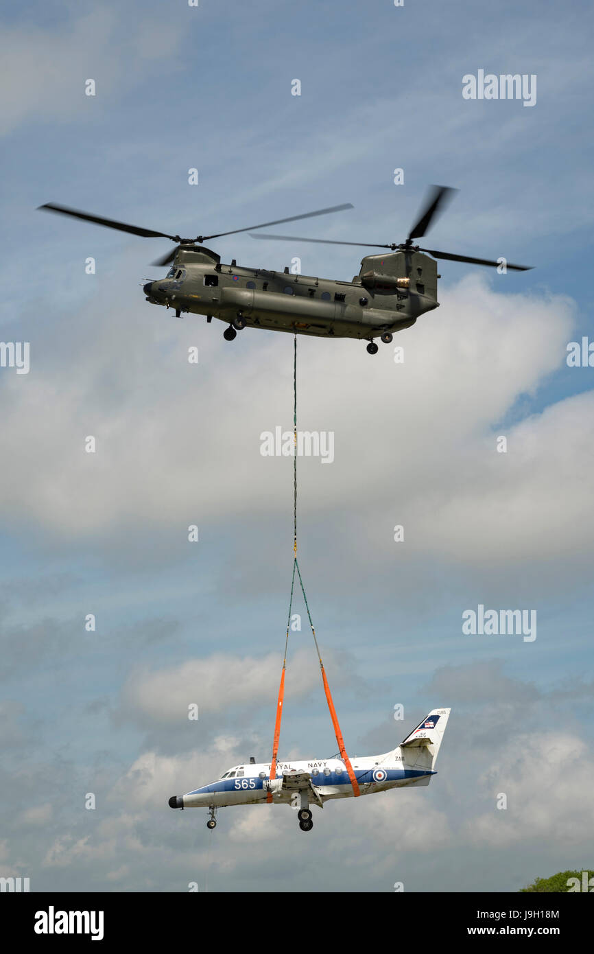 Culdrose, UK. 1er juin 2017. Dernier Vol - mais avec un avenir. Deux avions à la retraite ont effectué leur dernier vol du RNAS Culdrose aujourd'hui avec l'aide d'un hélicoptère Chinook. L'ancien avion de la Royal Navy ont été déplacés à travers la péninsule du Lézard comme "sous-charges à l'élingue de levage lourd' par un hélicoptère de la RAF, et pris à leur dernière demeure à Predannack aérodrome. Credit : Bob Sharples/Alamy Live News Banque D'Images