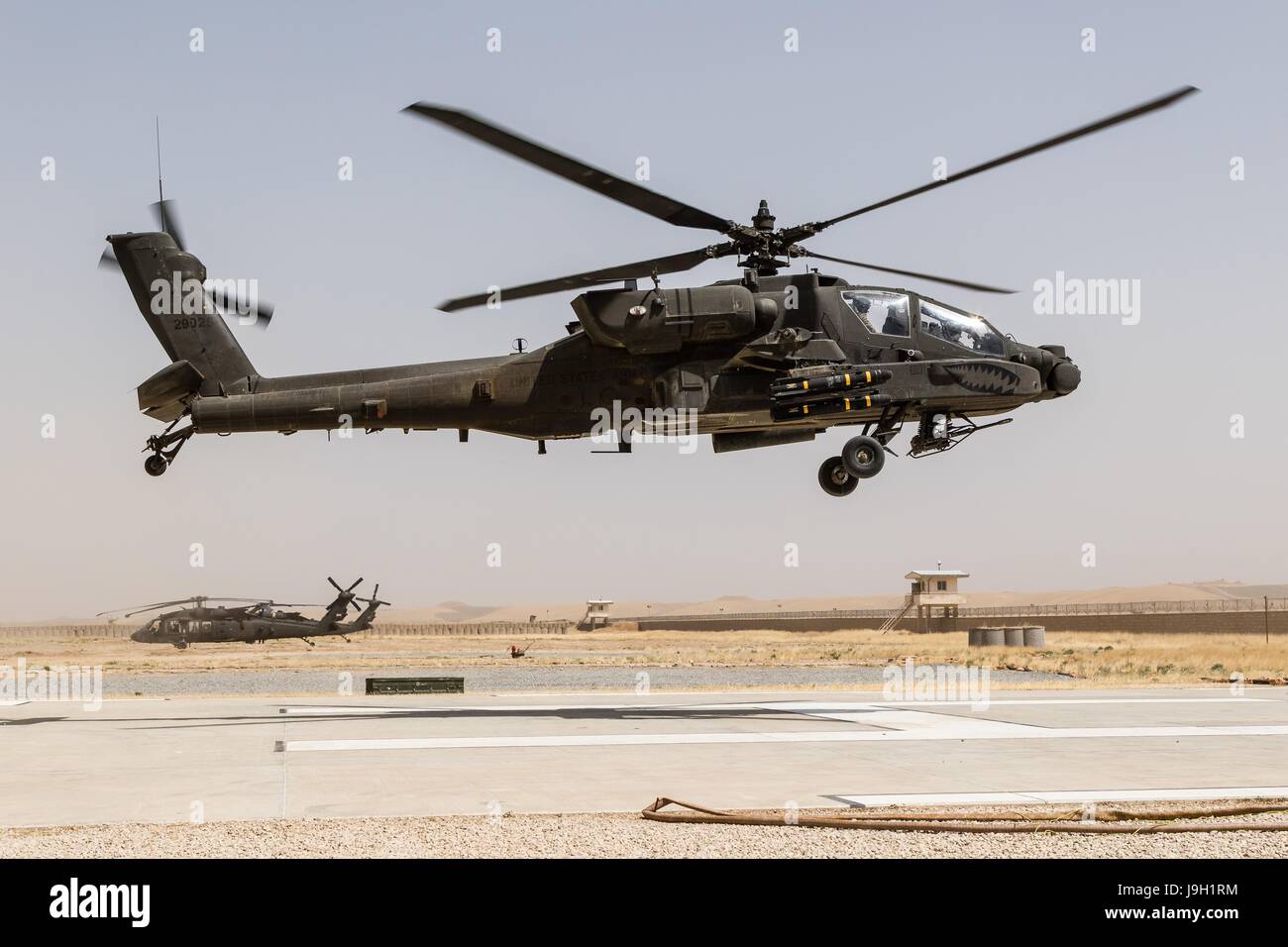 L'ARMÉE AMÉRICAINE AH-64E hélicoptères d'attaque Apache assigné à la Force Griffin, 16e Brigade d'aviation de combat, partent en mission à l'appui de l'opération Appui résolu 31 Mai, 2017 à Kunduz, Afghanistan. Kunduz a vu le renforcement de l'activité des talibans comme plus de 8 000 et 6 000 soldats américains de l'OTAN et des pays alliés continuent d'aider le gouvernement. Banque D'Images