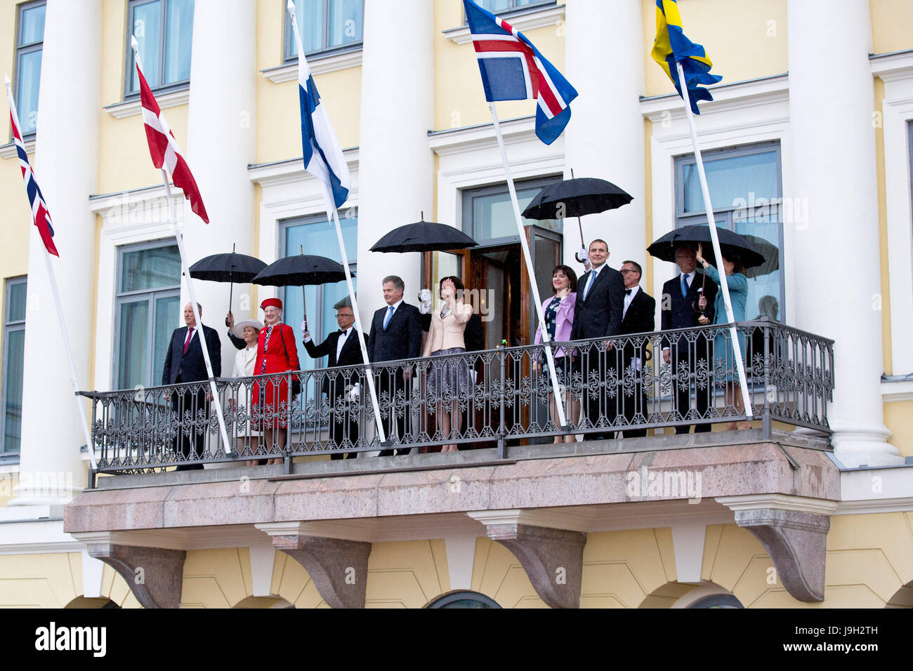 (170602) - HELSINKI, 2 juin 2017 (Xinhua) -- L-R (F) le Roi Harald V et la reine Sonja de Norvège, la Reine Margrethe II de Danemark, le président de la Finlande Sauli Niinisto et sa femme Jenni Haukio, Président de l'Islande Gudni Johannesson et sa femme Eliza Jean Reid, le Roi Carl XVI Gustaf et la Reine Silvia de Suède vague de personnes sur le balcon du palais présidentiel à Helsinki, Finlande, Juin 1, 2017. La cohésion de la région nordique a été mis en évidence le jeudi lorsque les chefs d'état de tous les cinq pays nordiques se sont réunis à Helsinki pour célébrer le centenaire de l'indépendance finlandaise. (Xinhua/Matti Matikai Banque D'Images