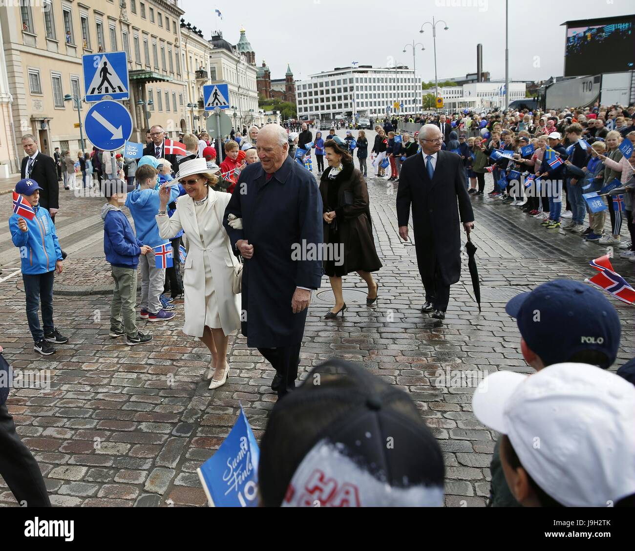 Helsinki, Finlande. 1er juin 2017. Le roi Harald V (2L) et de la reine Sonja (1re L) de Norvège, le Roi Carl XVI Gustaf (1e R) et de la Reine Silvia de Suède (2e R) de marche de l'hôtel de ville d'Helsinki, Finlande, Juin 1, 2017. La cohésion de la région nordique a été mis en évidence le jeudi lorsque les chefs d'état de tous les cinq pays nordiques se sont réunis à Helsinki pour célébrer le centenaire de l'indépendance finlandaise. Credit : Matti Matikainen/Xinhua/Alamy Live News Banque D'Images