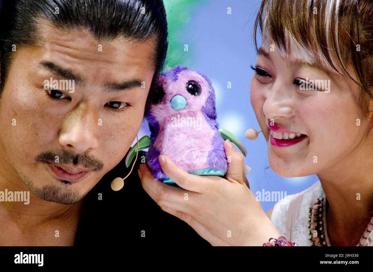 Tokyo, Japon. 1er juin 2017. (35 ans) Ryotaro Kan (à gauche) et (28 ans) Nana Suzuki du Japon a assisté à l'annonce d'arrivée du nouveau Takara Tomy toy ''Hatchimals''. Hatchimals sont un jouet populaire parmi les enfants du monde entier. La présentation a eu lieu au Tokyo Big Sight au Japon. Suzuki a ajouté qu'elle n'est pas une maman mais encore elle espère être un jour. Photo par : Ramiro Agustin Vargas Tabares Crédit : Ramiro Agustin Vargas Tabares/ZUMA/Alamy Fil Live News Banque D'Images