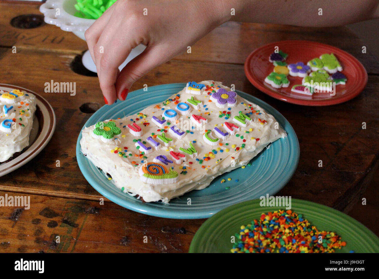 New York Usa 07th Mai 17 Kat Thek De Californie Travaille Sur Troll Gateaux Qui Ont Ete Decorees Avec Internet D Insultes A New York Usa 07 Mai 17 Le Nom De Son