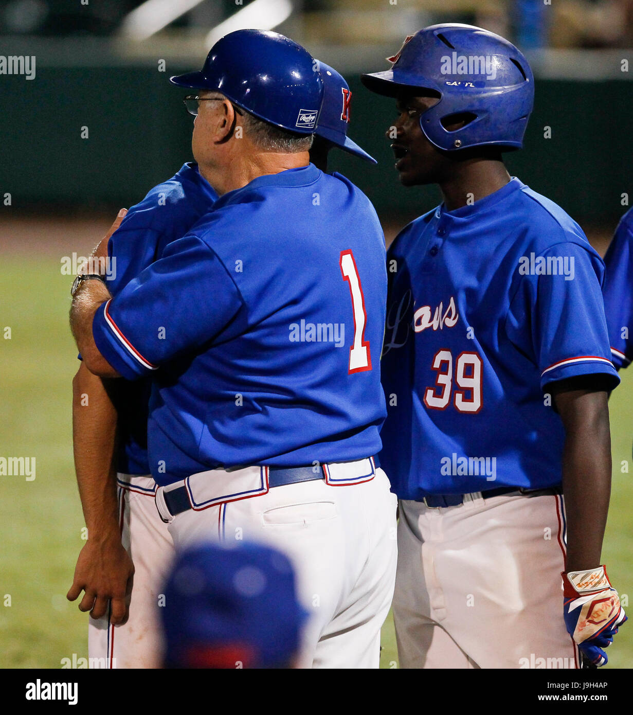 Fort Myers, Floride, USA. 2 juin, 2017. MONICA HERNDON | fois.L'entraîneur-chef Jim Macaluso de King High School hugs Anthony AzpeitiaÂ (36) au cours de la sixième manche de la classe 7A partie de championnat contre Nease High School à Hammond Stadium à Fort Myers, Floride, le 1 juin 2017. L'École secondaire King Nease High School à perdu 11 à 0. Credit : Monica Herndon/Tampa Bay Times/ZUMA/Alamy Fil Live News Banque D'Images