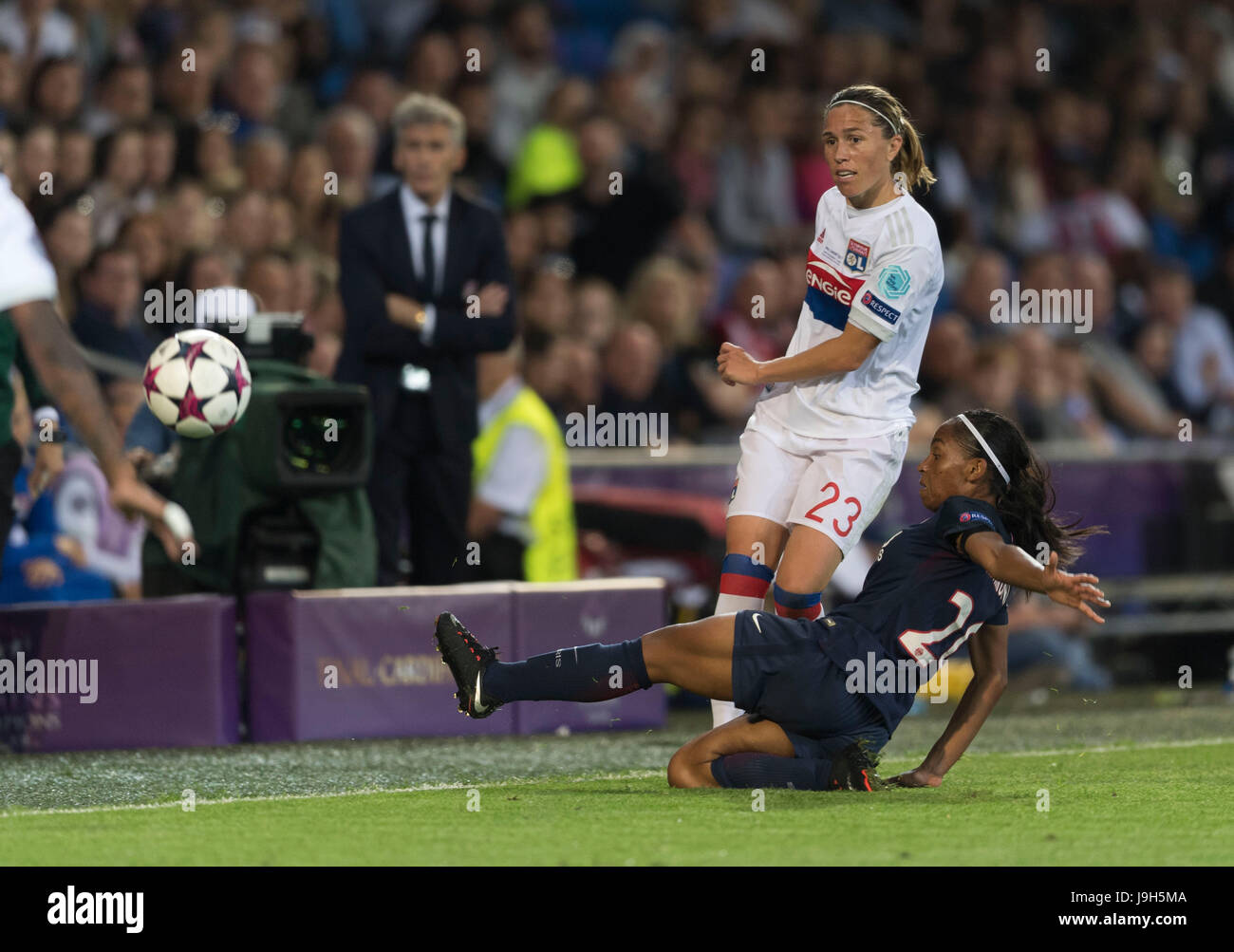 Cardiff, Pays de Galles. 1er juin 2017. Camille Abily (Lyon), Perle Morroni (PSG) Football/Football : l'UEFA Women's Champions League match entre l'Olympique Lyon 0(7-6)0 Paris Saint-Germain à Cardiff City Stadium de Cardiff, au Pays de Galles . Credit : Maurizio Borsari/AFLO/Alamy Live News Banque D'Images