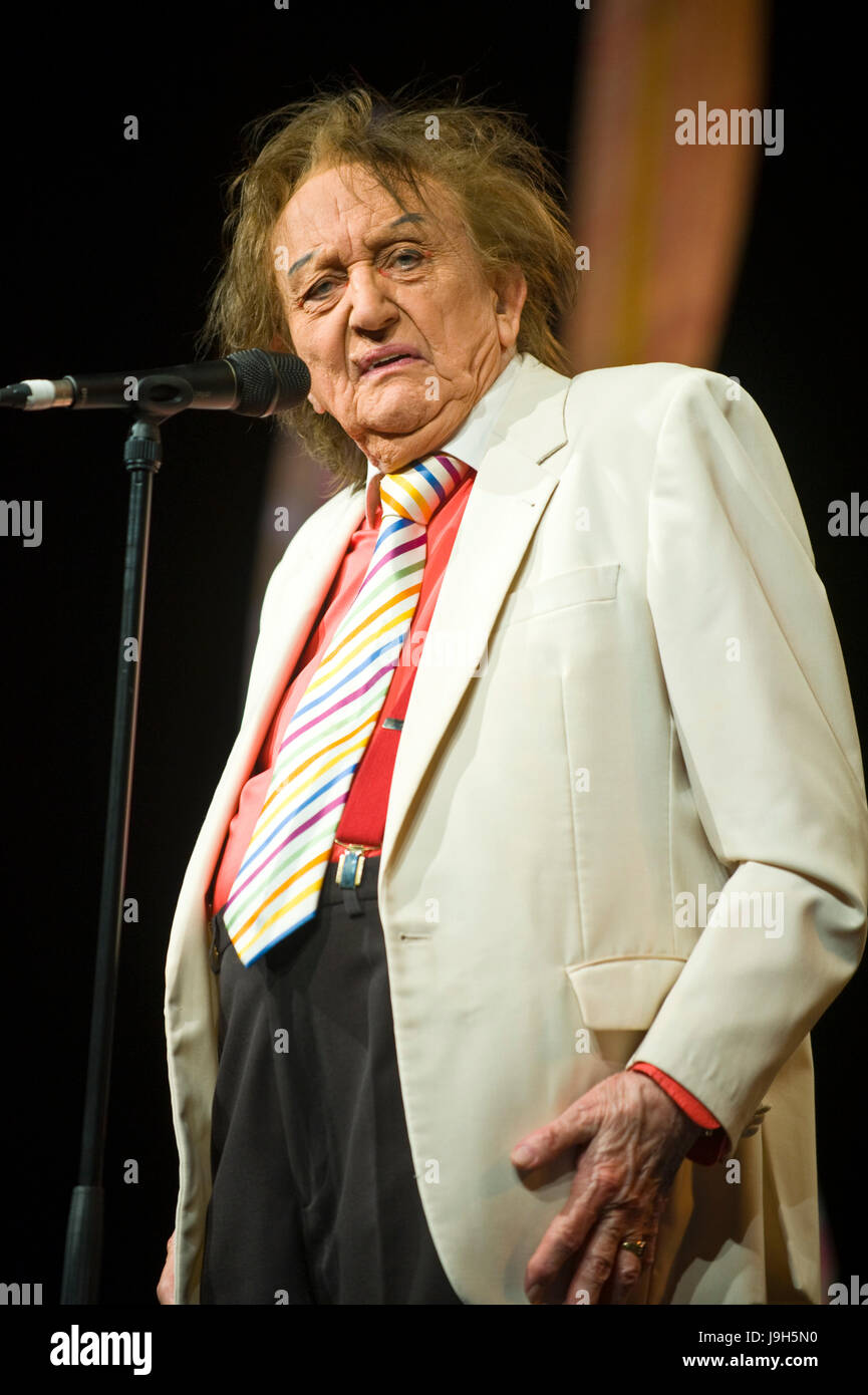 Hay-on-Wye, au Pays de Galles, Royaume-Uni. 1er juin 2017. Hay Festival 2017. Comédien légendaire Sir Ken Dodd effectuant les Ken Dodd bonheur montrer sur scène à Hay Festival. Crédit : Jeff Morgan/Alamy Live News Banque D'Images