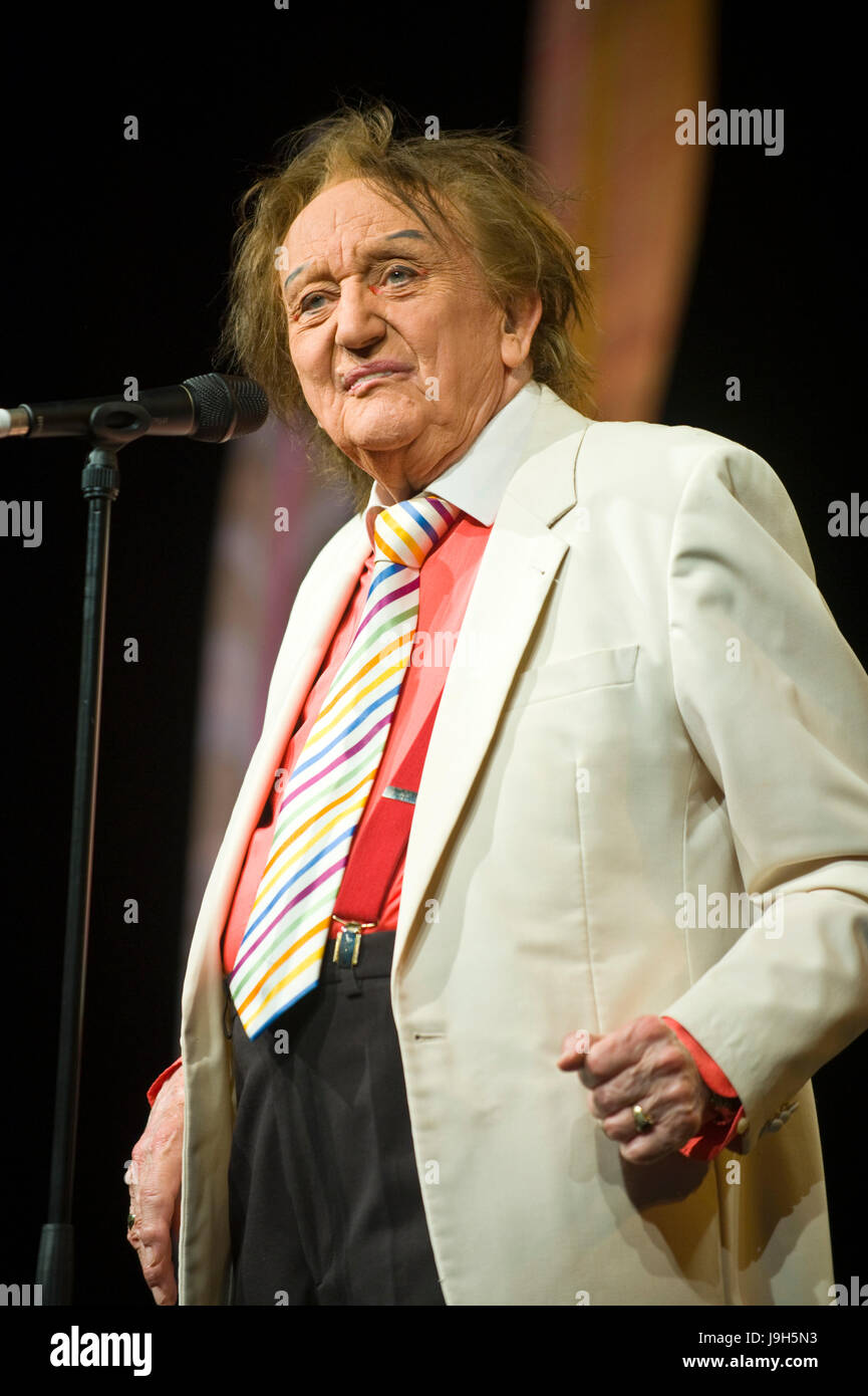 Hay-on-Wye, au Pays de Galles, Royaume-Uni. 1er juin 2017. Hay Festival 2017. Comédien légendaire Sir Ken Dodd effectuant les Ken Dodd bonheur montrer sur scène à Hay Festival. Crédit : Jeff Morgan/Alamy Live News Banque D'Images