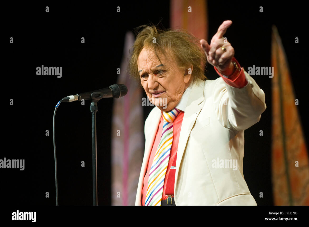 Hay-on-Wye, au Pays de Galles, Royaume-Uni. 1er juin 2017. Hay Festival 2017. Comédien légendaire Sir Ken Dodd effectuant les Ken Dodd bonheur montrer sur scène à Hay Festival. Crédit : Jeff Morgan/Alamy Live News Banque D'Images