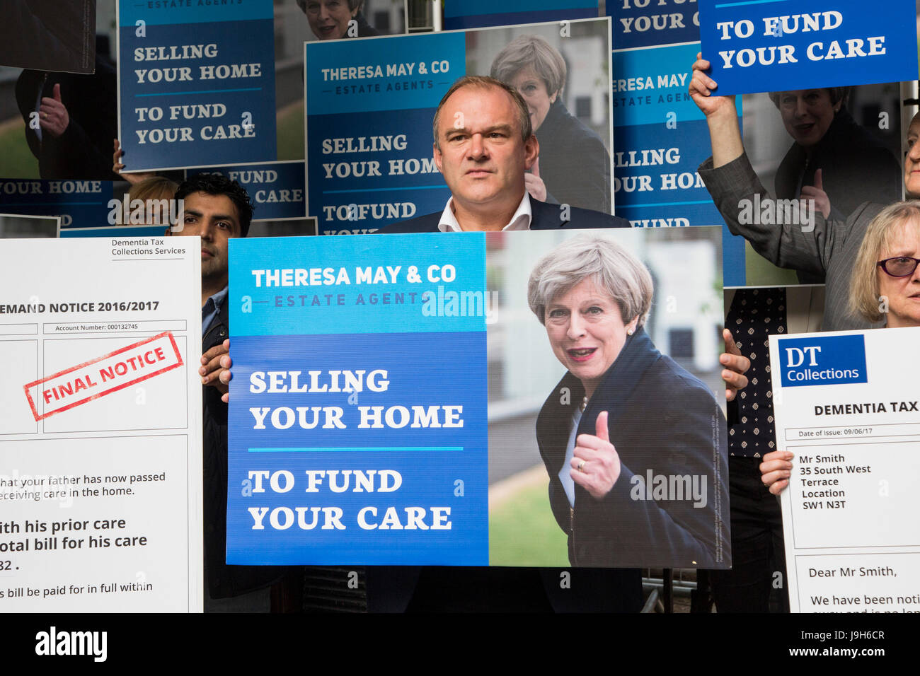 Londres, Royaume-Uni. 2 juin, 2017. Les libéraux démocrates et leur porte-parole Edward Davey manifestation devant le siège du parti conservateur contre le projet de taxe sur la démence par le Premier ministre Theresa May. Ils ont organisé de fausses cartes nationales agence immobilière appelée 'Theresa Mai et co'. Crédit : Images éclatantes/Alamy Live News Banque D'Images