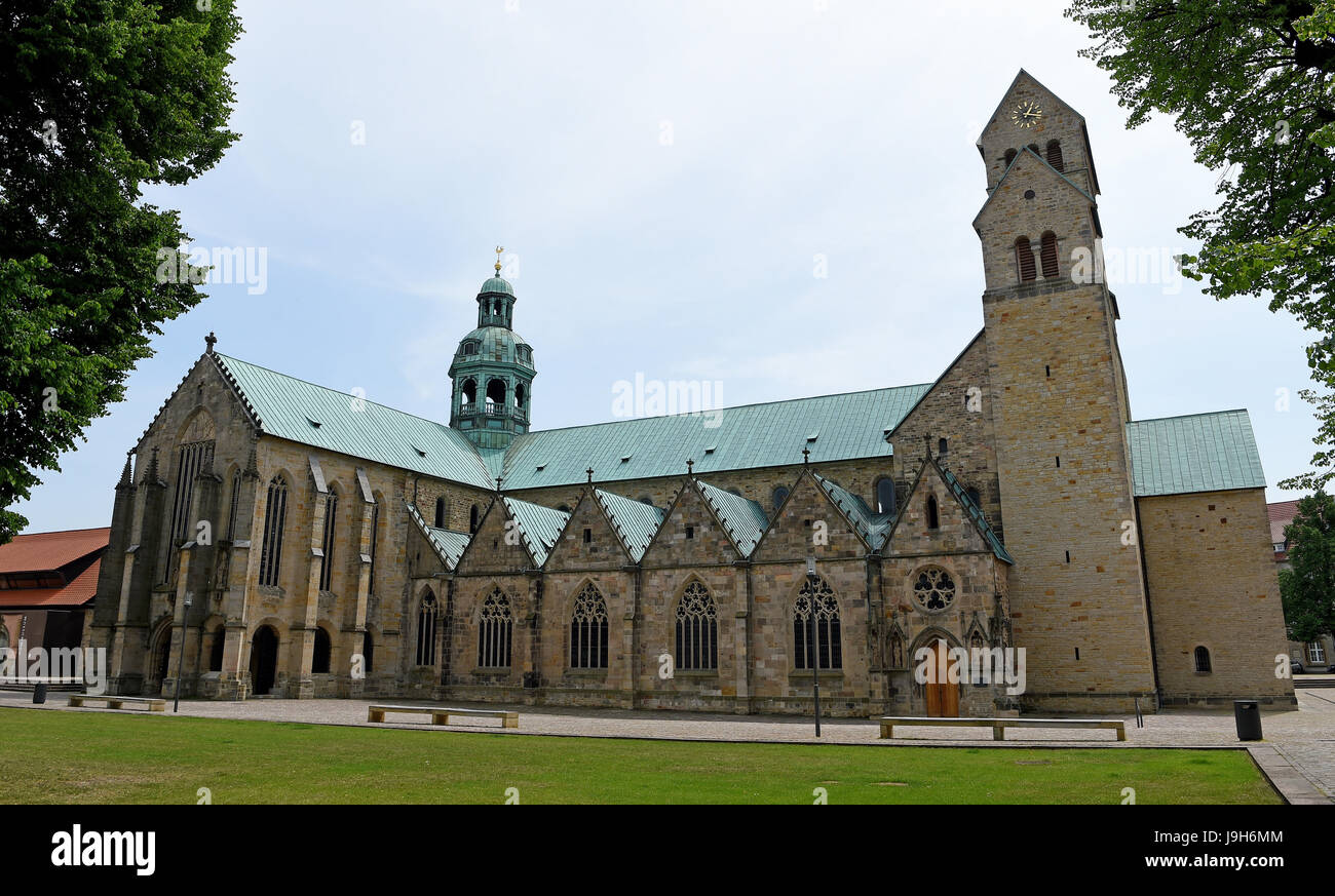 Hildesheim, Allemagne. 30 mai, 2017. La Cathédrale de l'assomption de Marie est représenté à Hildesheim, Allemagne, 30 mai 2017. Une masse de l'évêque à la Cathédrale de l'assomption de Marie et un festival dans le service de l'Église d'arrêt dans la 13e Journée du patrimoine mondial de l'UNESCO sur le dimanche de Pentecôte (04 juin) à Hildesheim. Photo : Holger Hollemann/dpa/Alamy Live News Banque D'Images