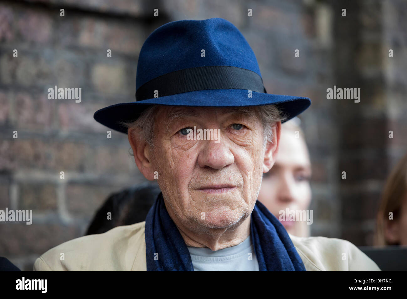 Londres, Royaume-Uni. 2 juin, 2017. Sir Ian McKellen acteur prend part à la manifestation. Actvists d'Amnesty International une étape "nous" de protestation devant l'ambassade de Russie à Londres au cours de la répression LGTBI en Tchétchénie. En avril, des sources crédibles en Russie a indiqué que plus de 100 hommes, l'idée d'être gay avaient été enlevés, torturés ou même tués dans le sud de la république russe de Tchétchénie en ce qui semblait être une purge. Crédit : Images éclatantes/Alamy Live News Banque D'Images